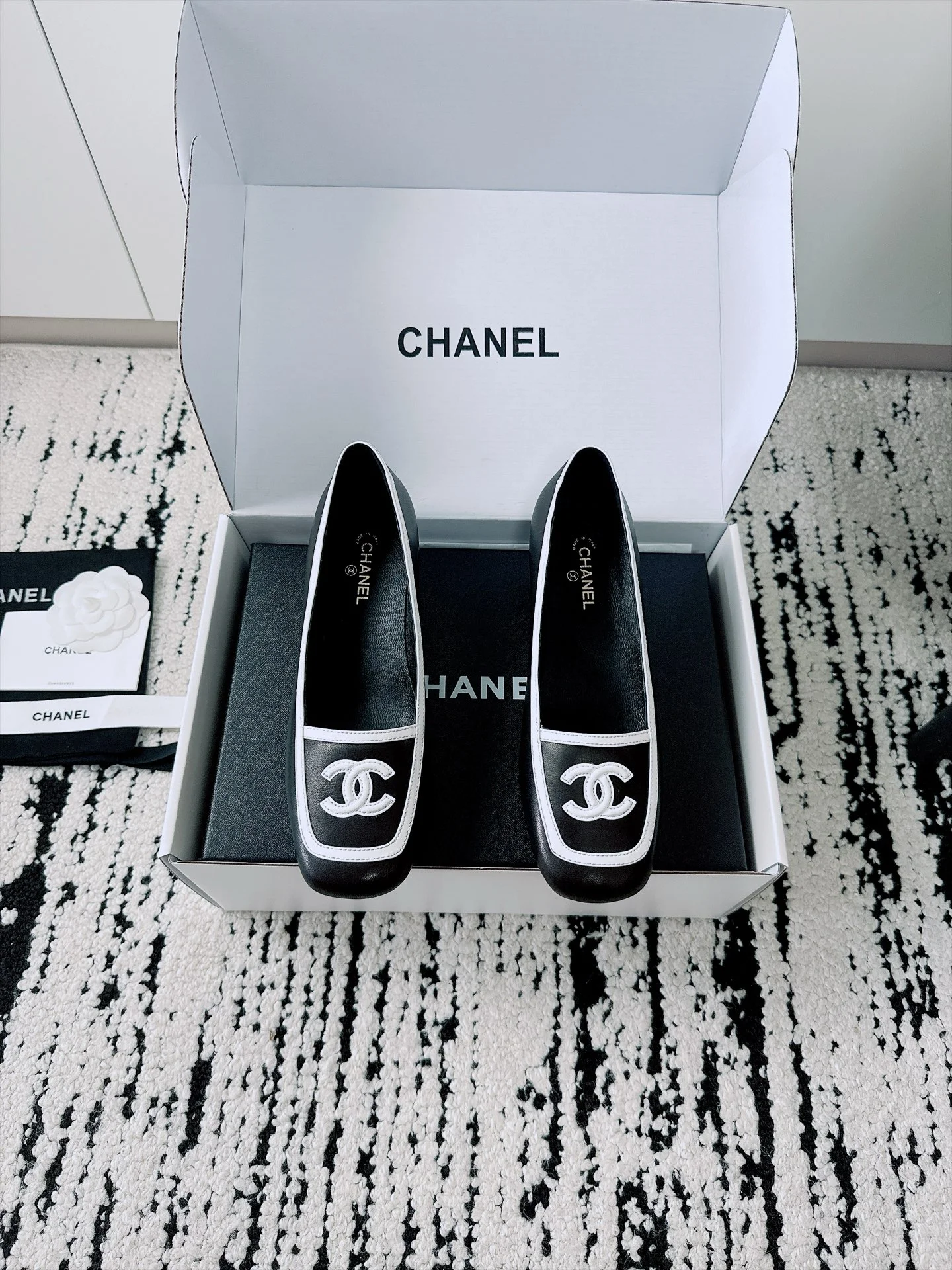 CHANEL Flats Lamb Leather Black-White EU35-41 B70202609110530 - Image 4