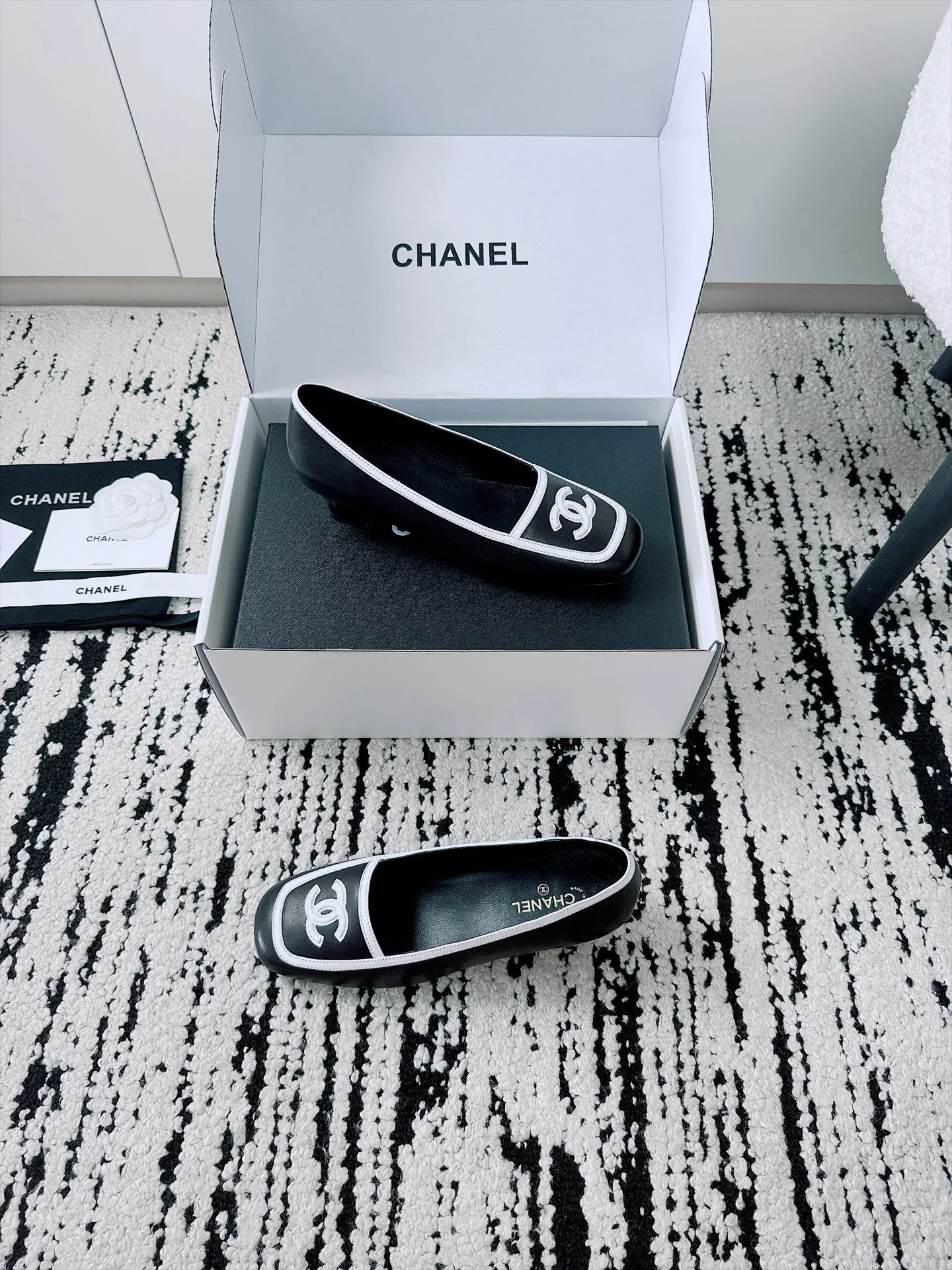 CHANEL Flats Lamb Leather Black-White EU35-41 B70202609110530 - Image 5
