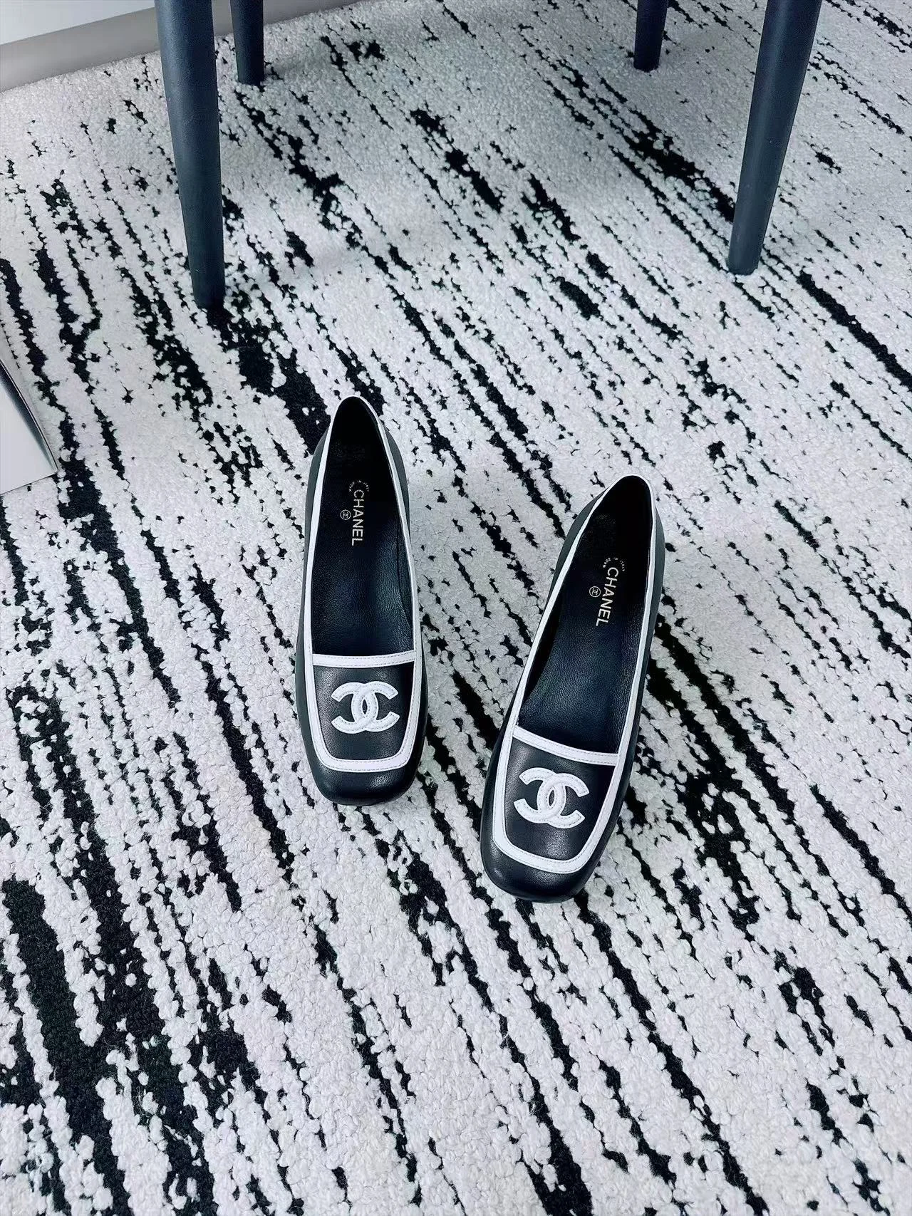 CHANEL Flats Lamb Leather Black-White EU35-41 B70202609110530 - Image 6