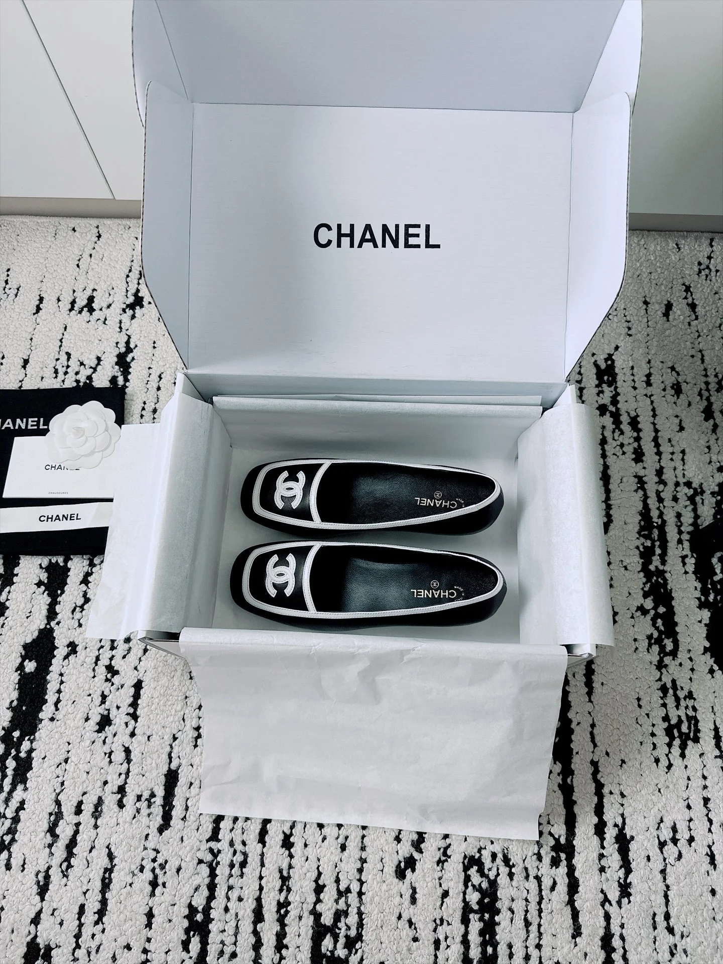 CHANEL Flats Lamb Leather Black-White EU35-41 B70202609110530 - Image 7