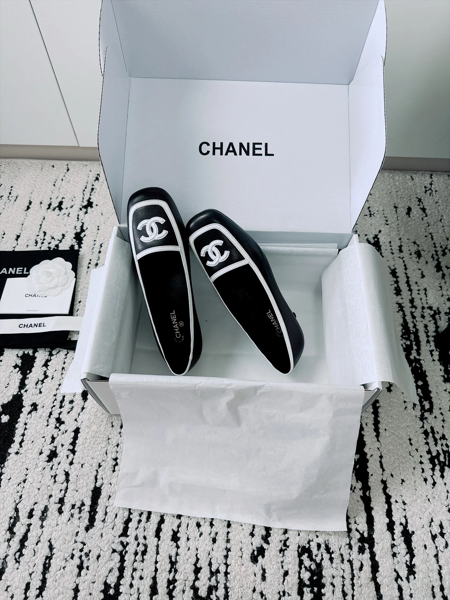 CHANEL Flats Lamb Leather Black-White EU35-41 B70202609110530 - Image 8