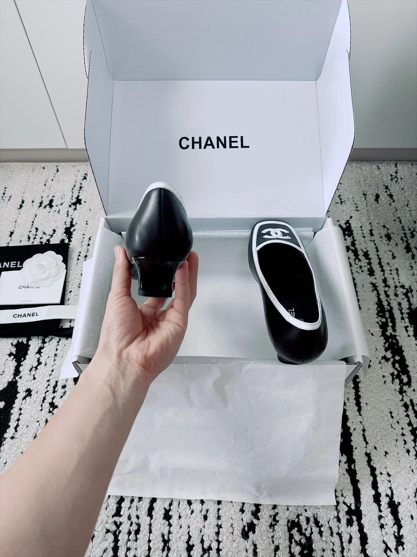 CHANEL Flats Lamb Leather Black-White EU35-41 B70202609110530 - Image 9