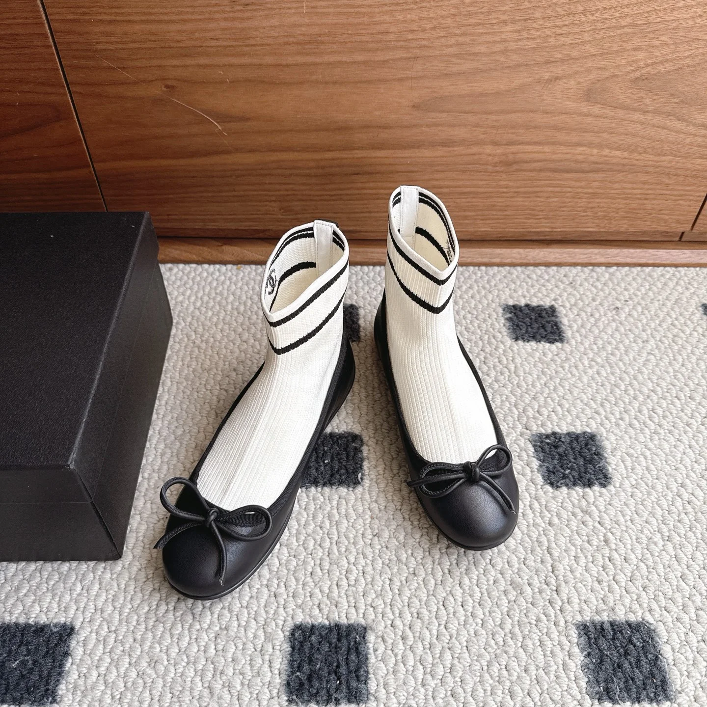 CHANEL Flats Lamb Leather White-Black EU35-41 B40202609110226