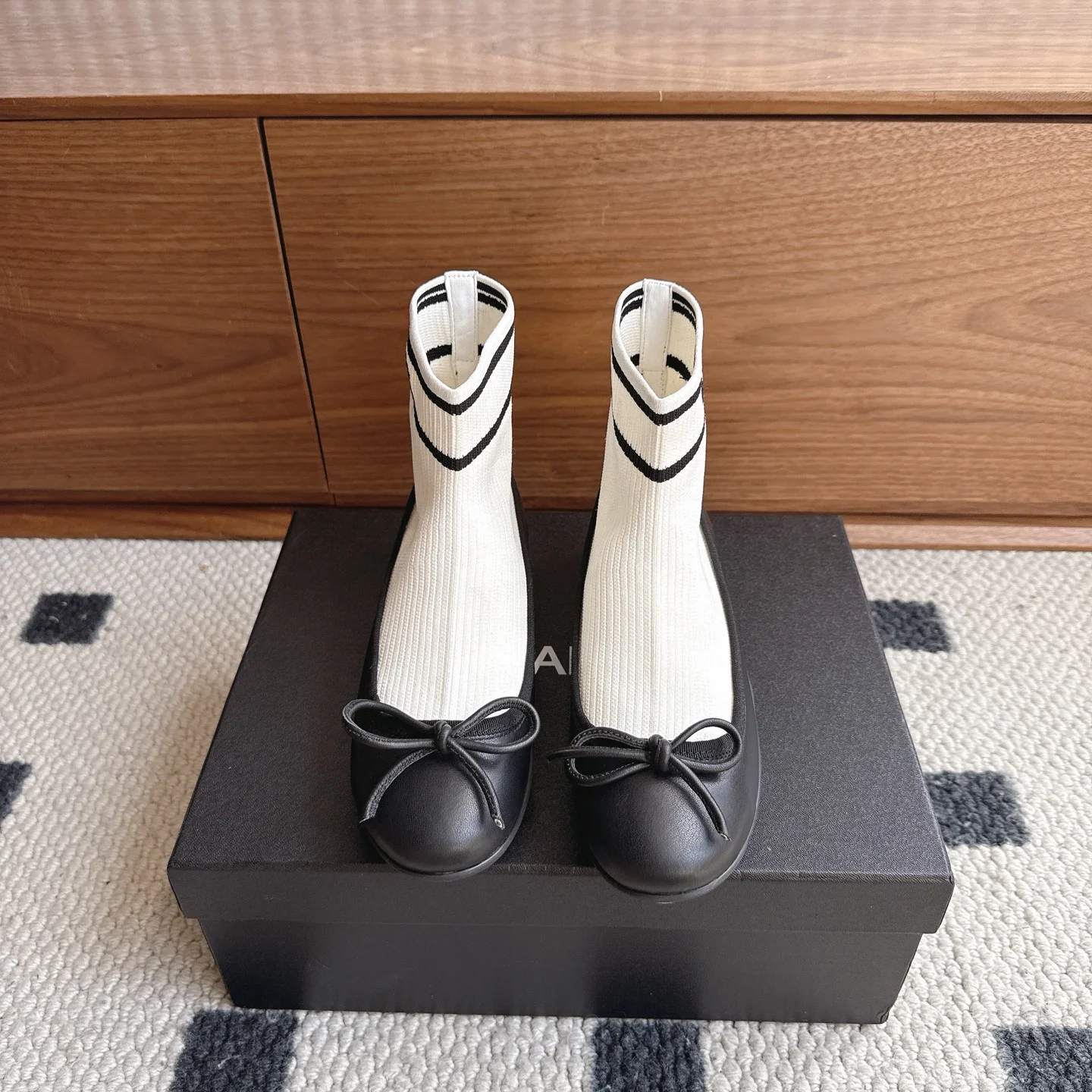 CHANEL Flats Lamb Leather White-Black EU35-41 B40202609110226 - Image 2