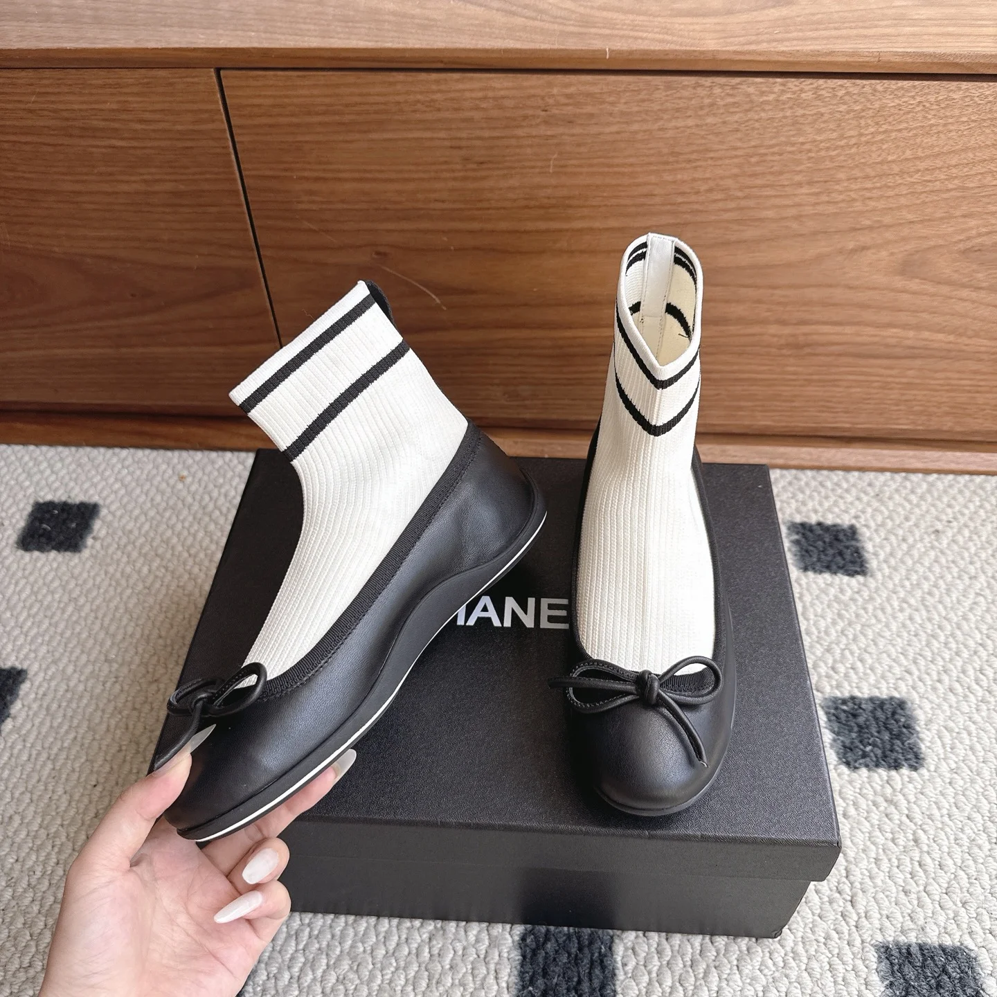 CHANEL Flats Lamb Leather White-Black EU35-41 B40202609110226 - Image 3