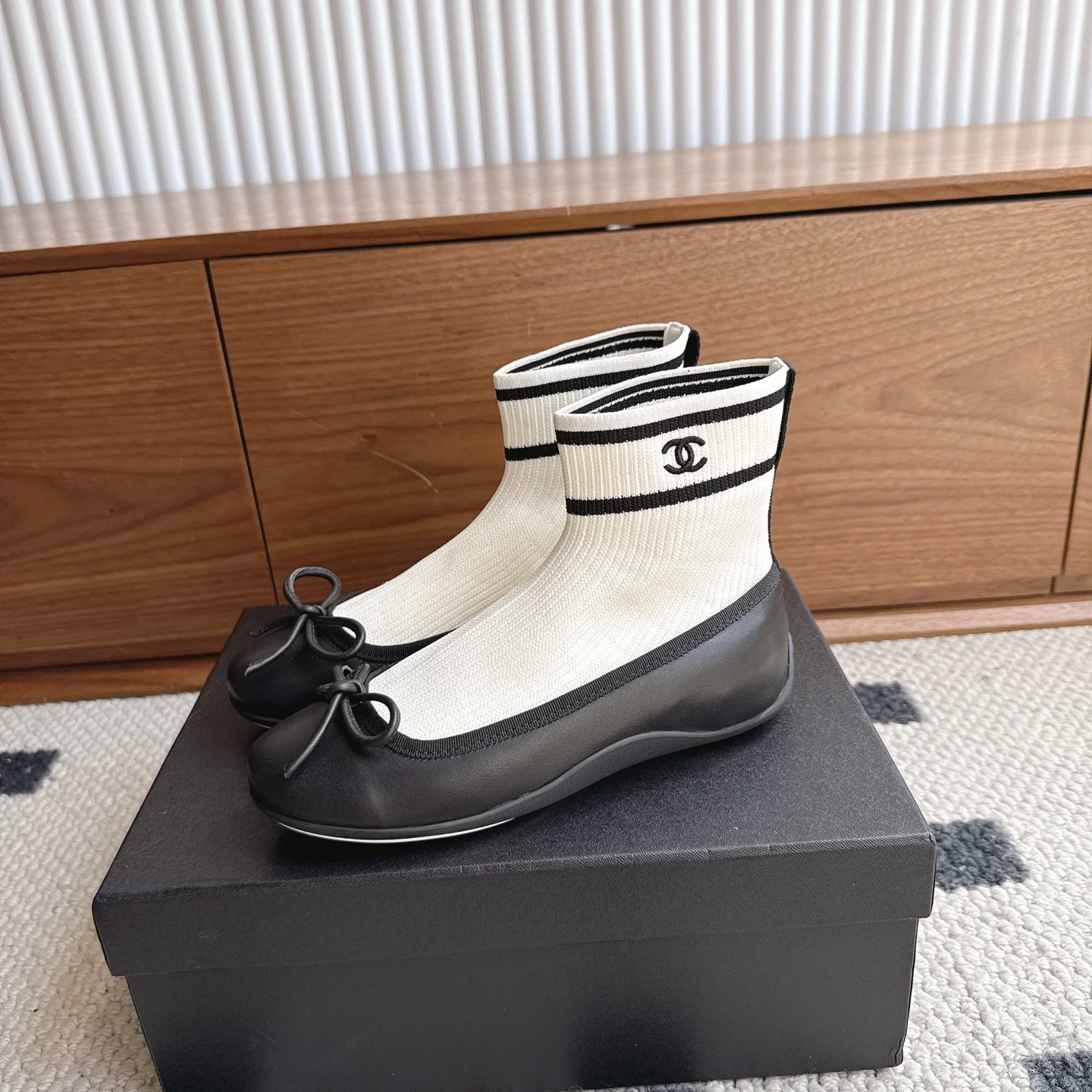 CHANEL Flats Lamb Leather White-Black EU35-41 B40202609110226 - Image 4