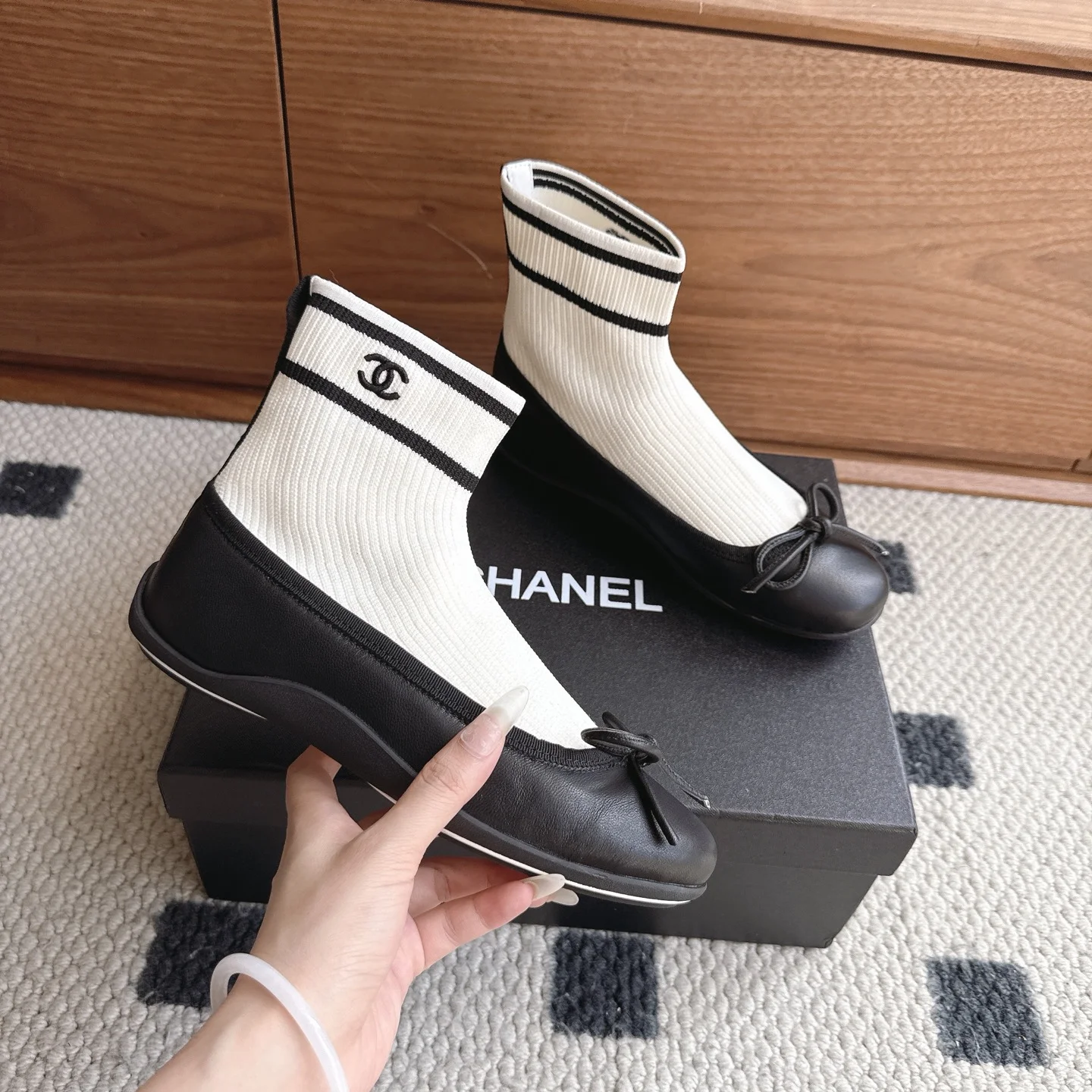 CHANEL Flats Lamb Leather White-Black EU35-41 B40202609110226 - Image 5