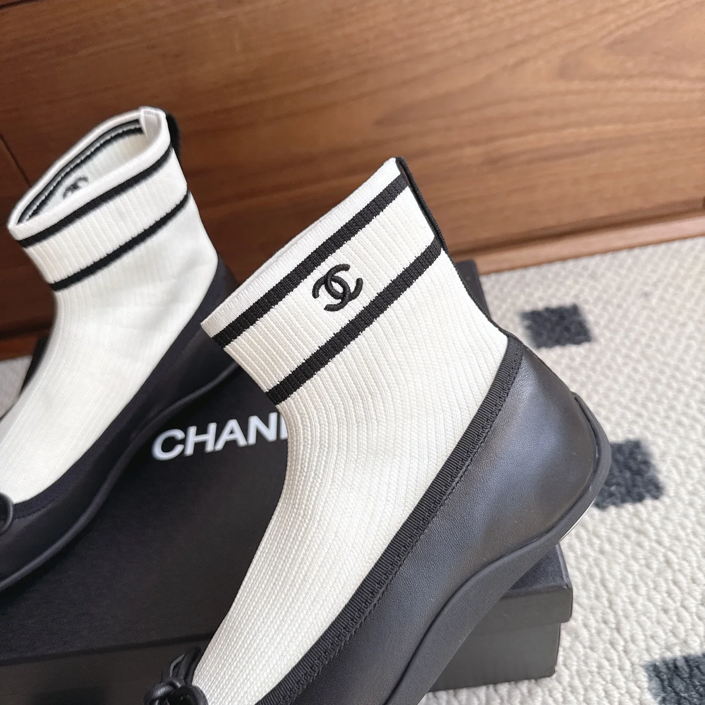 CHANEL Flats Lamb Leather White-Black EU35-41 B40202609110226 - Image 6