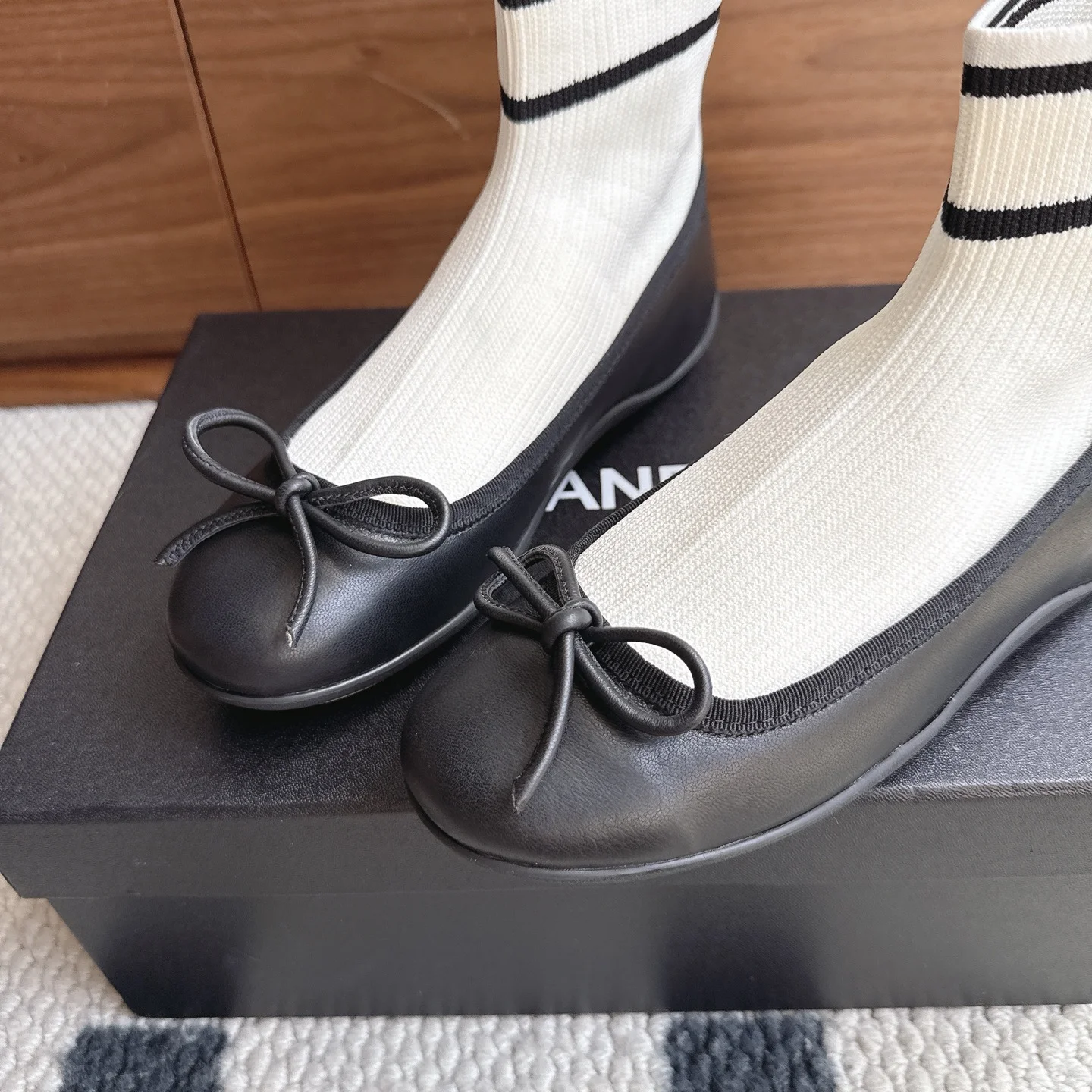 CHANEL Flats Lamb Leather White-Black EU35-41 B40202609110226 - Image 7