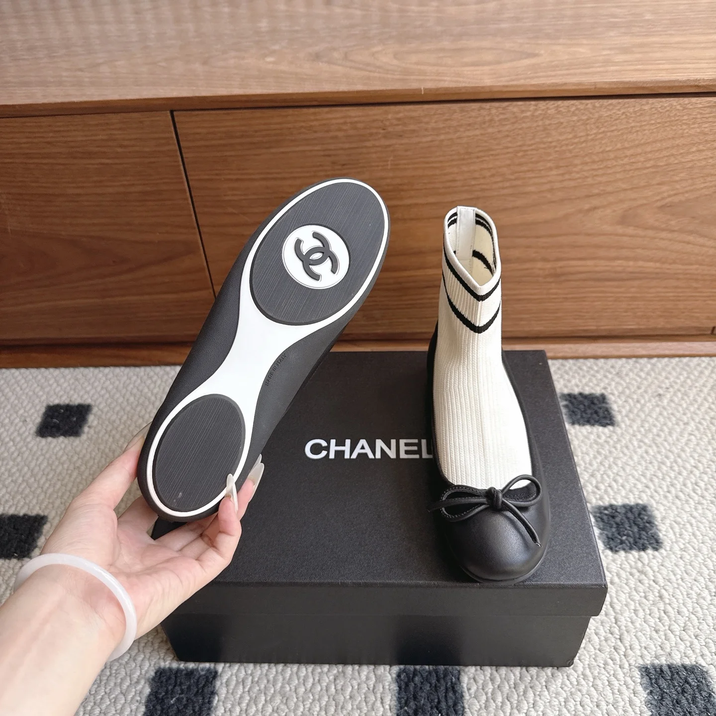 CHANEL Flats Lamb Leather White-Black EU35-41 B40202609110226 - Image 9