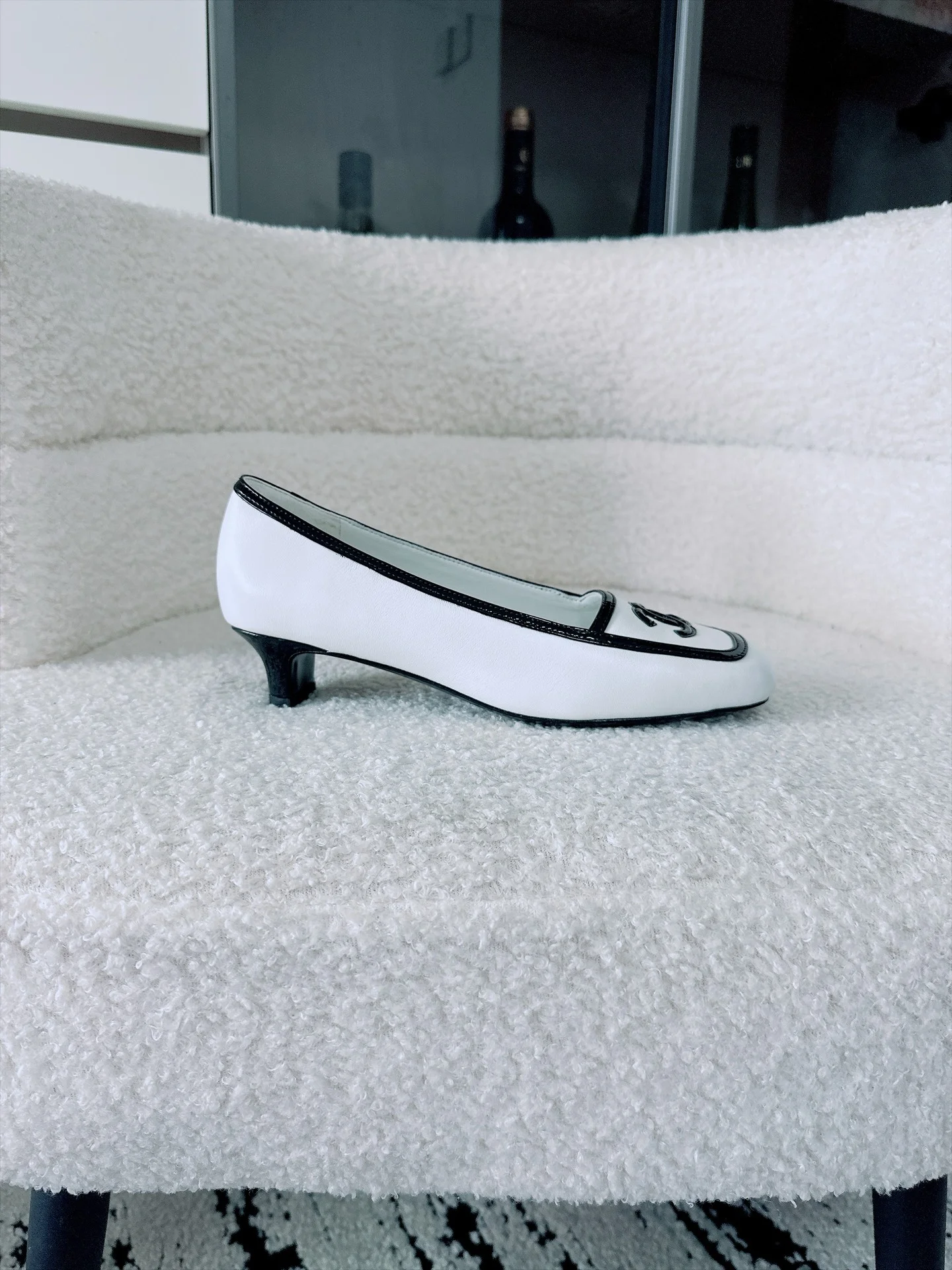 CHANEL Flats Lamb Leather White-Black EU35-41 B70202609110531