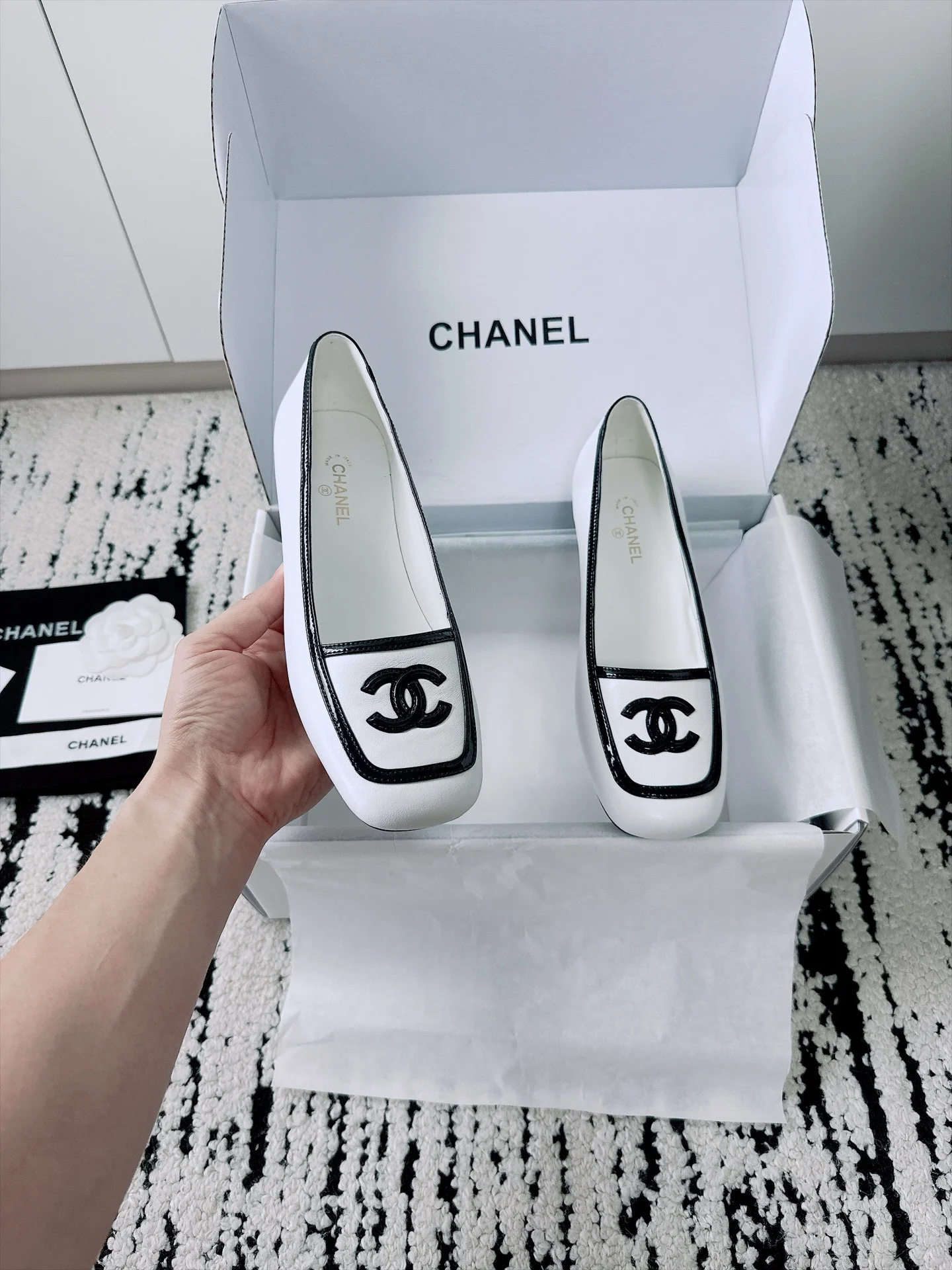 CHANEL Flats Lamb Leather White-Black EU35-41 B70202609110531 - Image 10