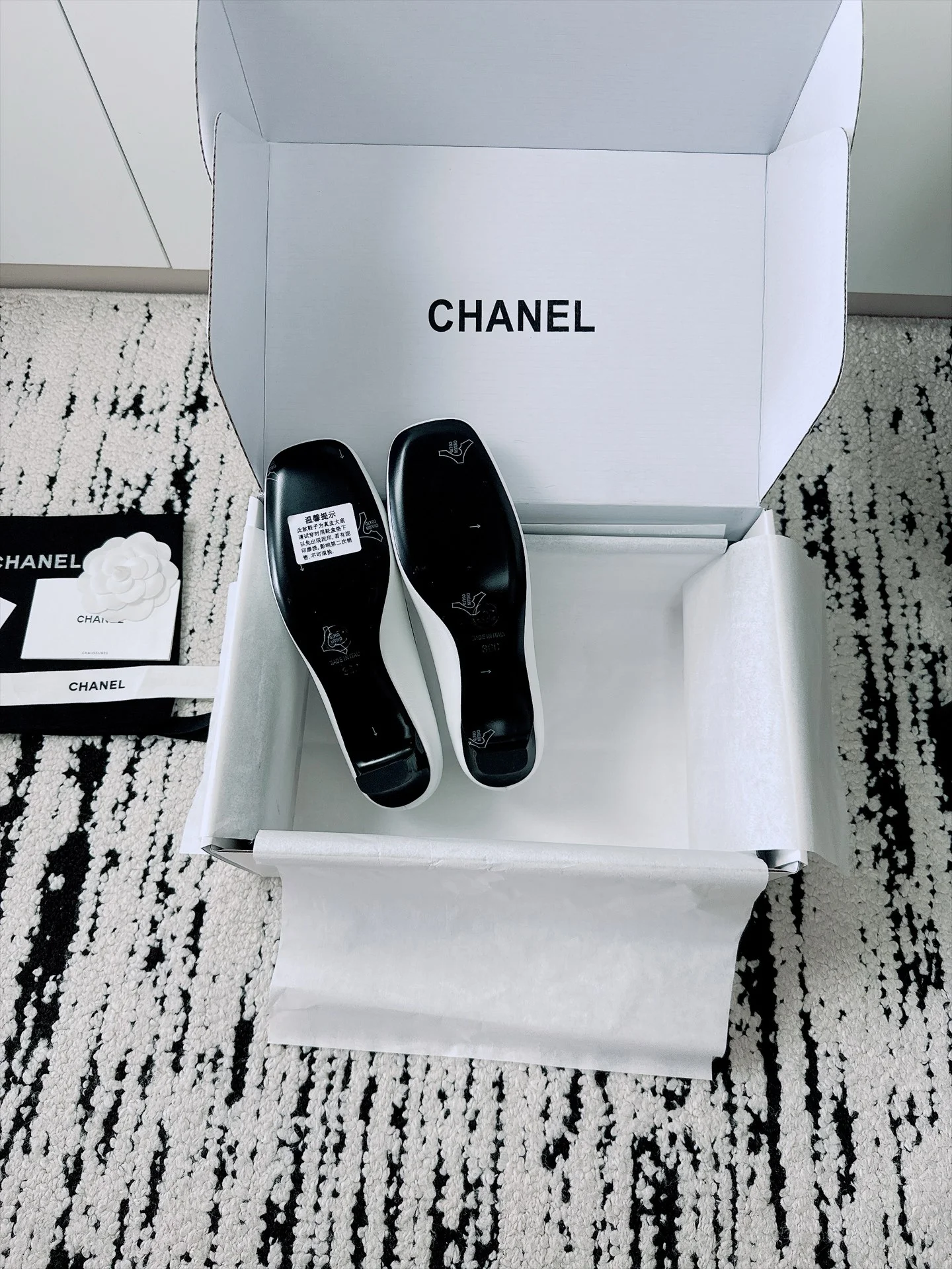 CHANEL Flats Lamb Leather White-Black EU35-41 B70202609110531 - Image 11