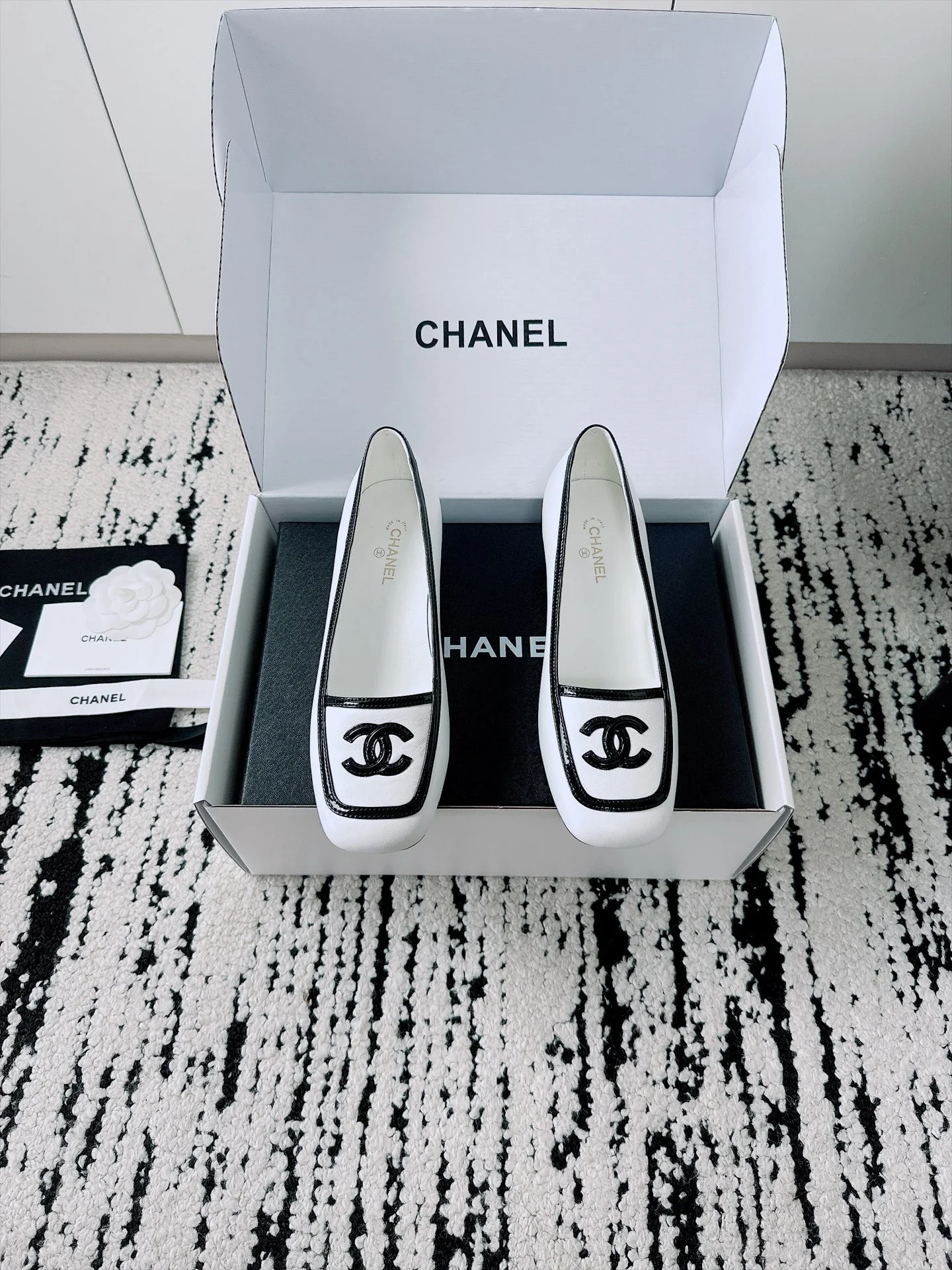 CHANEL Flats Lamb Leather White-Black EU35-41 B70202609110531 - Image 4
