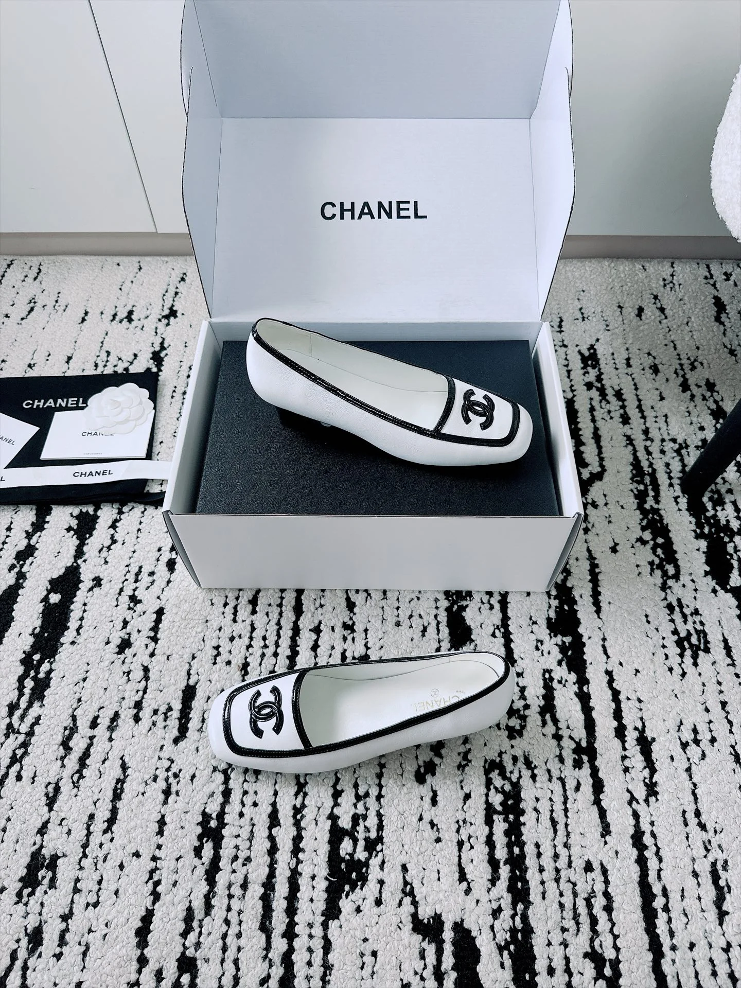 CHANEL Flats Lamb Leather White-Black EU35-41 B70202609110531 - Image 5