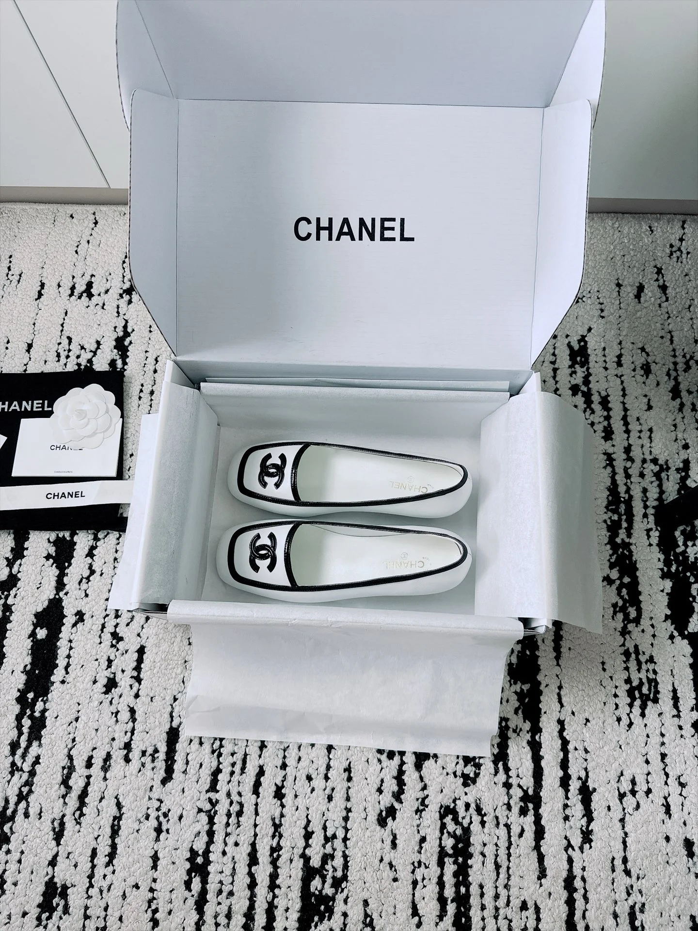 CHANEL Flats Lamb Leather White-Black EU35-41 B70202609110531 - Image 7
