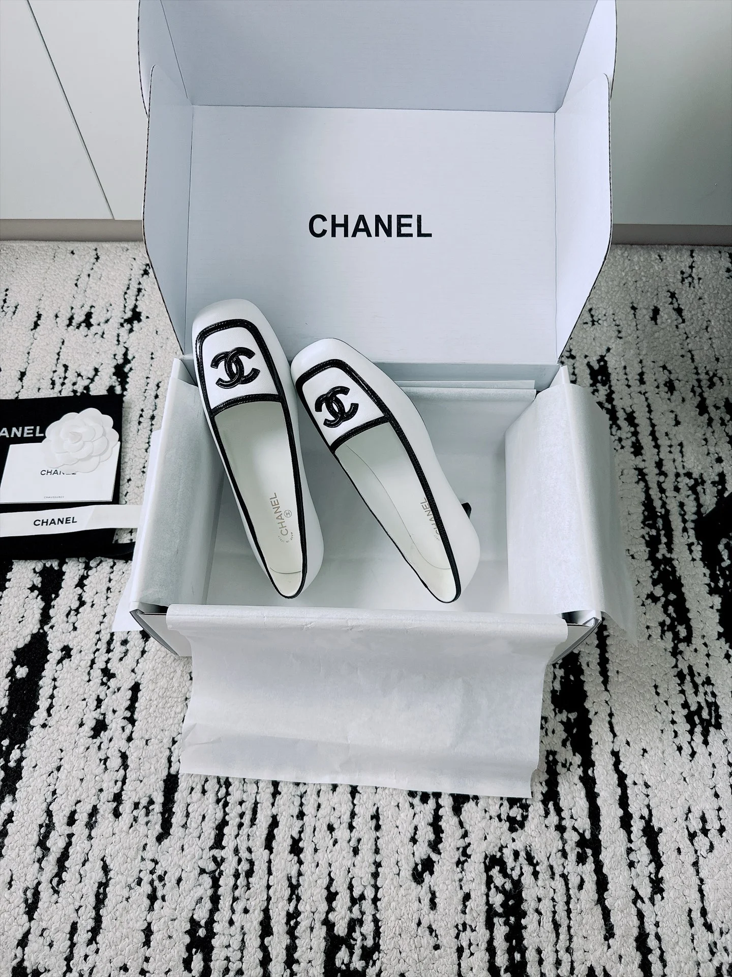 CHANEL Flats Lamb Leather White-Black EU35-41 B70202609110531 - Image 8