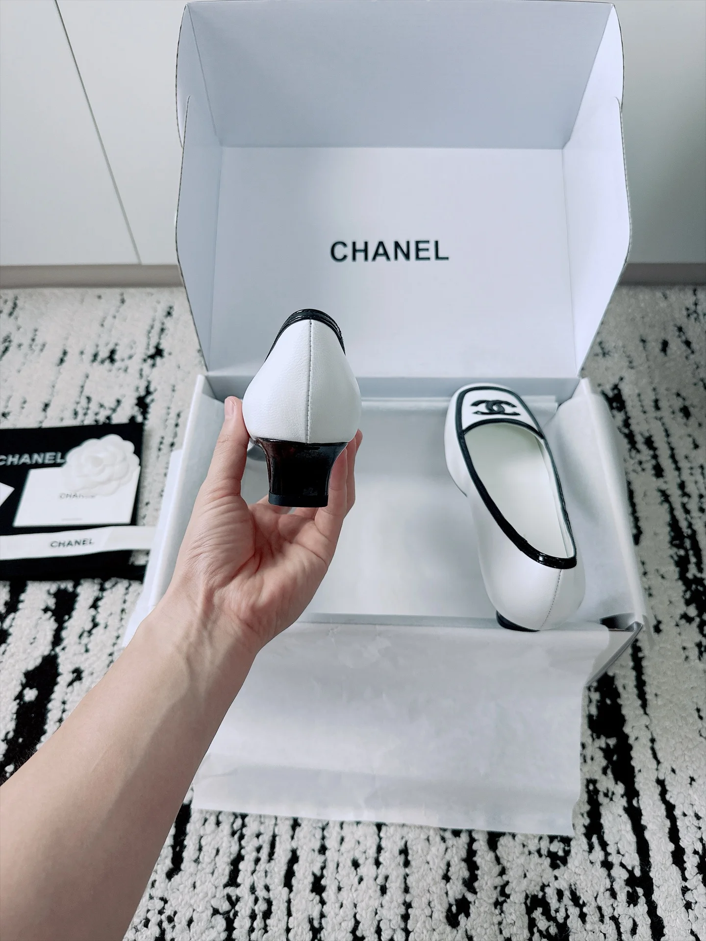 CHANEL Flats Lamb Leather White-Black EU35-41 B70202609110531 - Image 9