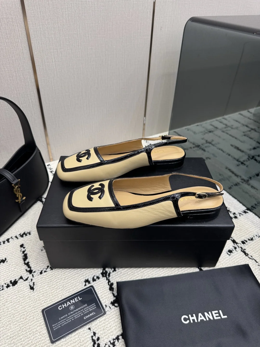 CHANEL Flats Leather Beige-Black EU35-39 B70202609110299 - Image 4