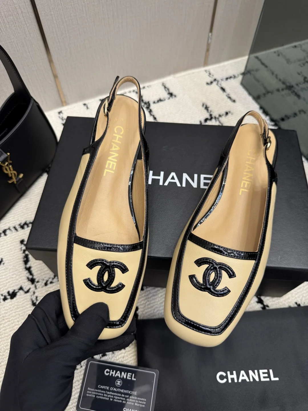 CHANEL Flats Leather Beige-Black EU35-39 B70202609110299 - Image 6