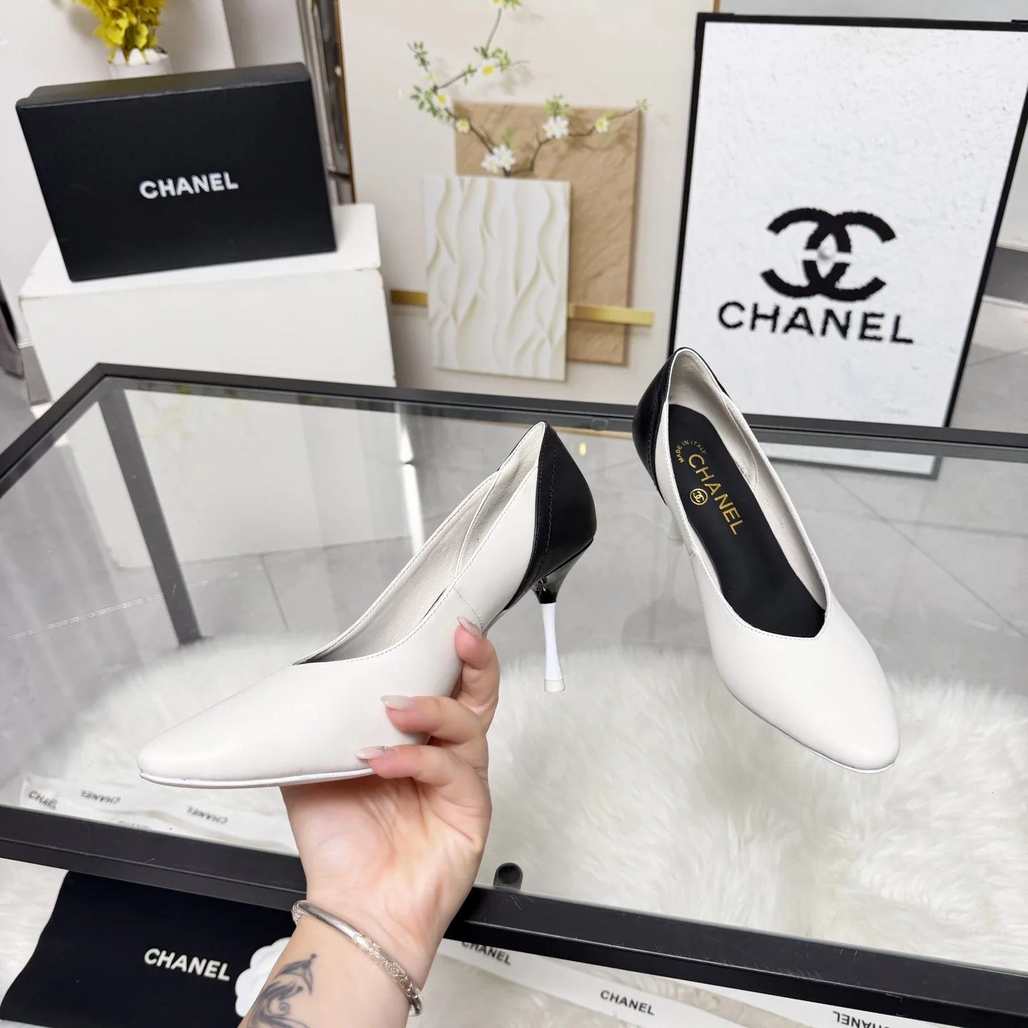 CHANEL Flats Leather Black-White EU35-41 B60202609110254 - Image 2