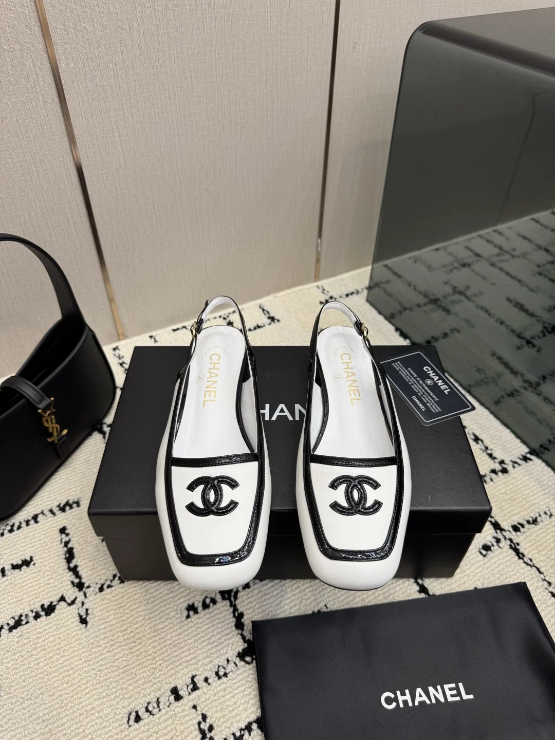 CHANEL Flats White-Black B70202609110298