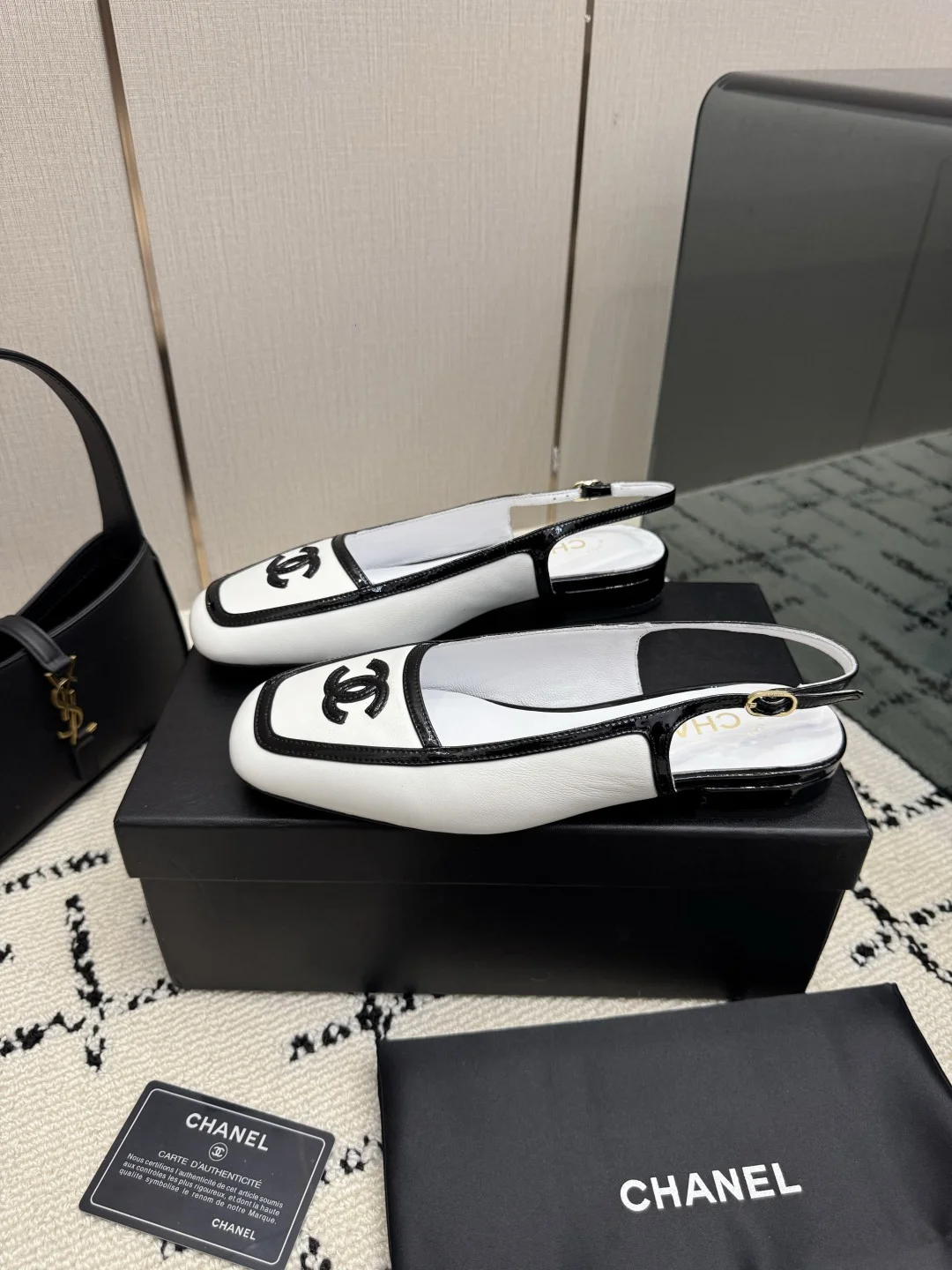 CHANEL Flats White-Black B70202609110298 - Image 4