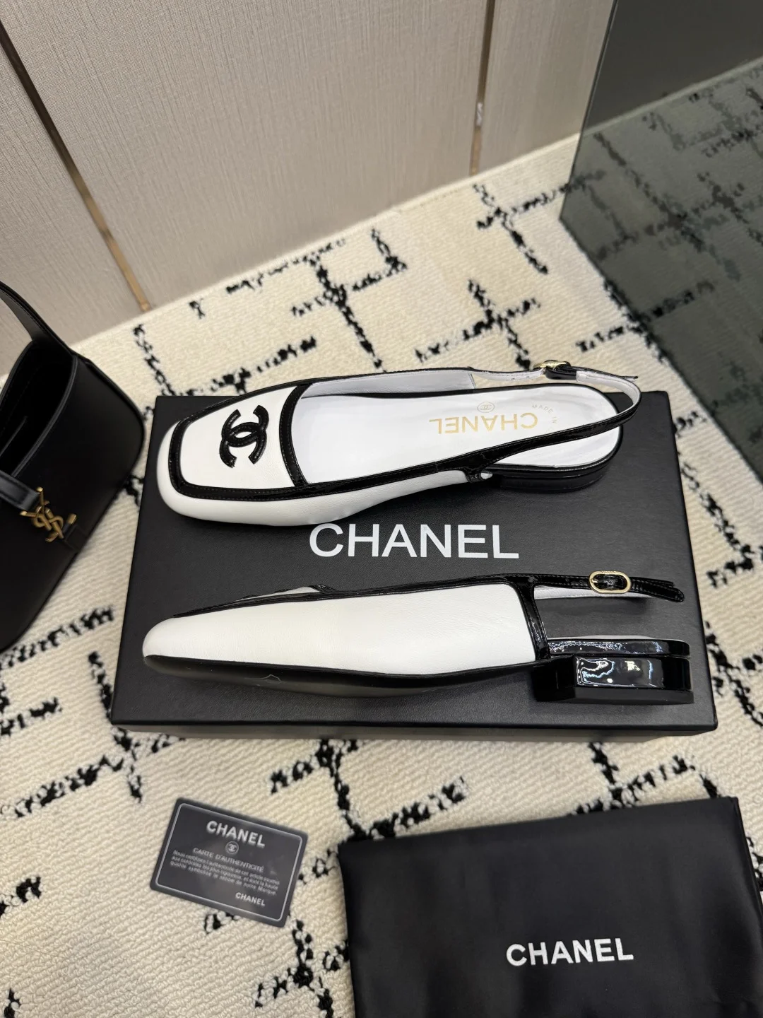 CHANEL Flats White-Black B70202609110298 - Image 5