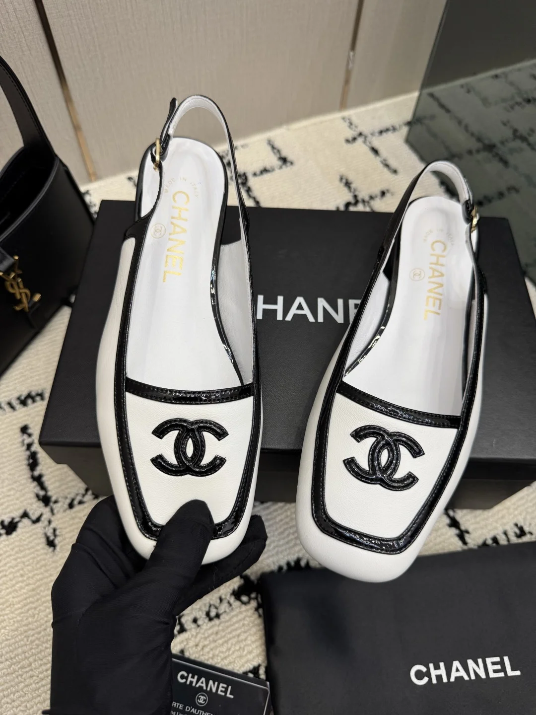 CHANEL Flats White-Black B70202609110298 - Image 6