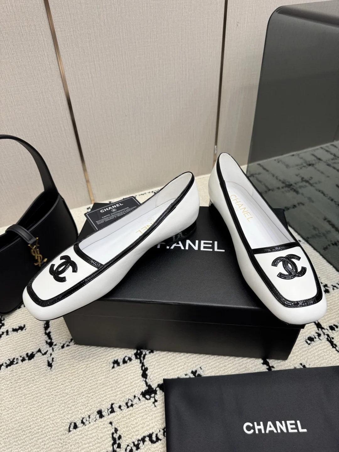 CHANEL Flats White-Black B70202609110301 - Image 3