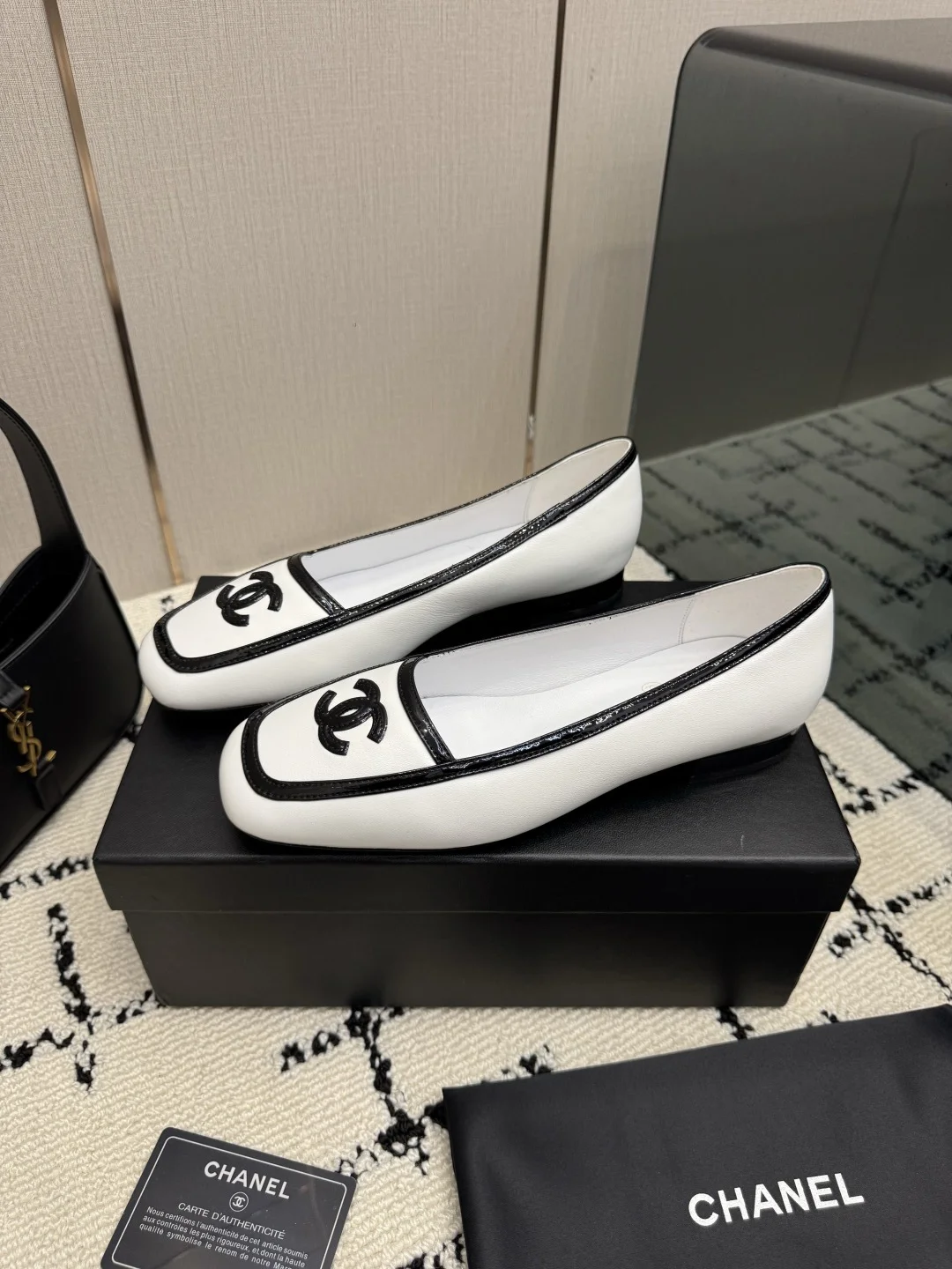 CHANEL Flats White-Black B70202609110301 - Image 4