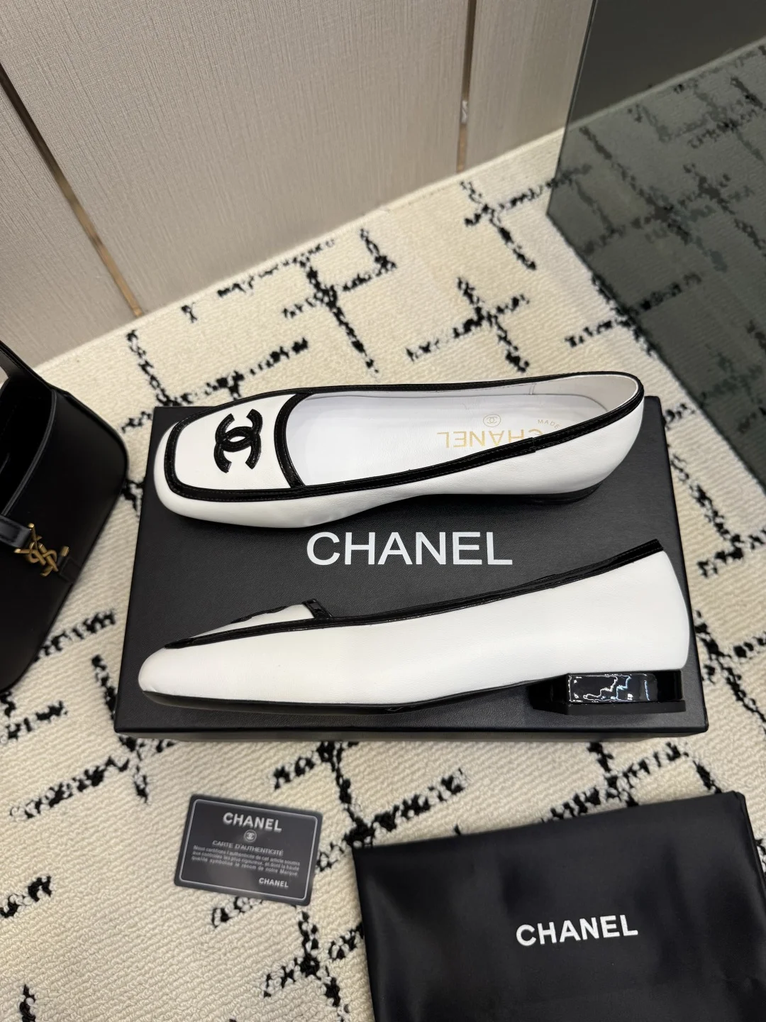 CHANEL Flats White-Black B70202609110301 - Image 5