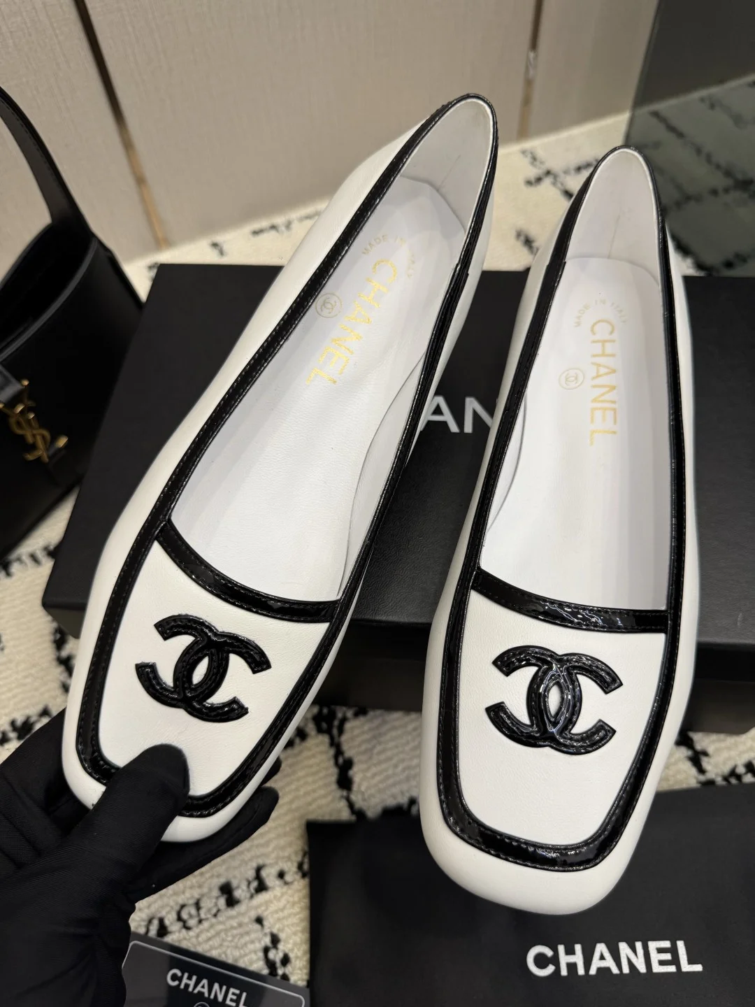 CHANEL Flats White-Black B70202609110301 - Image 6