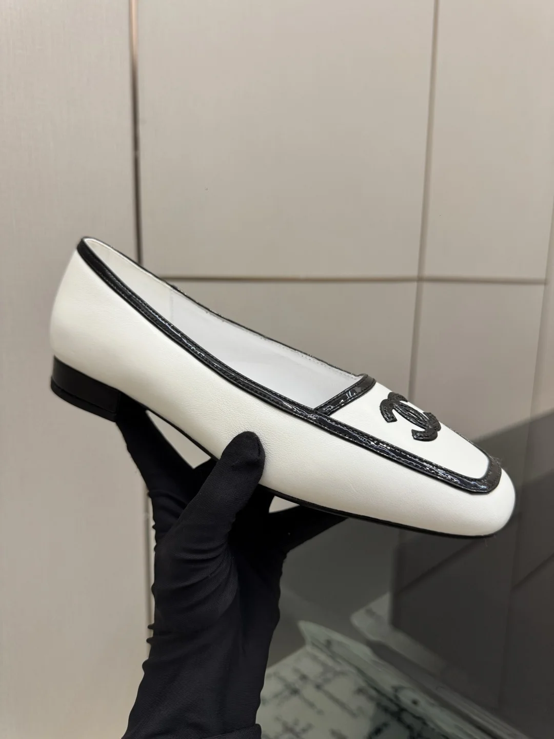 CHANEL Flats White-Black B70202609110301 - Image 7