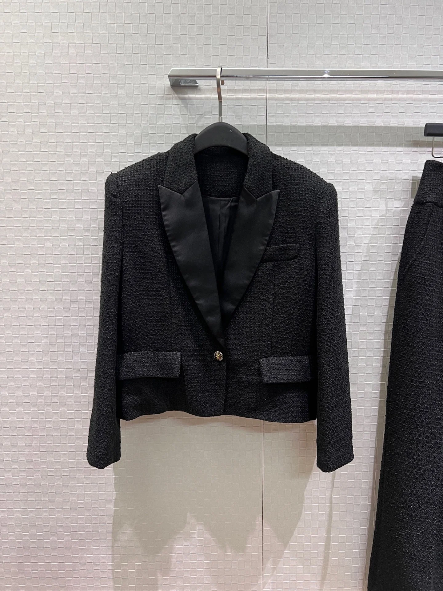 CHANEL Jackets Black-Gold S-L C10202609062806 - Image 2
