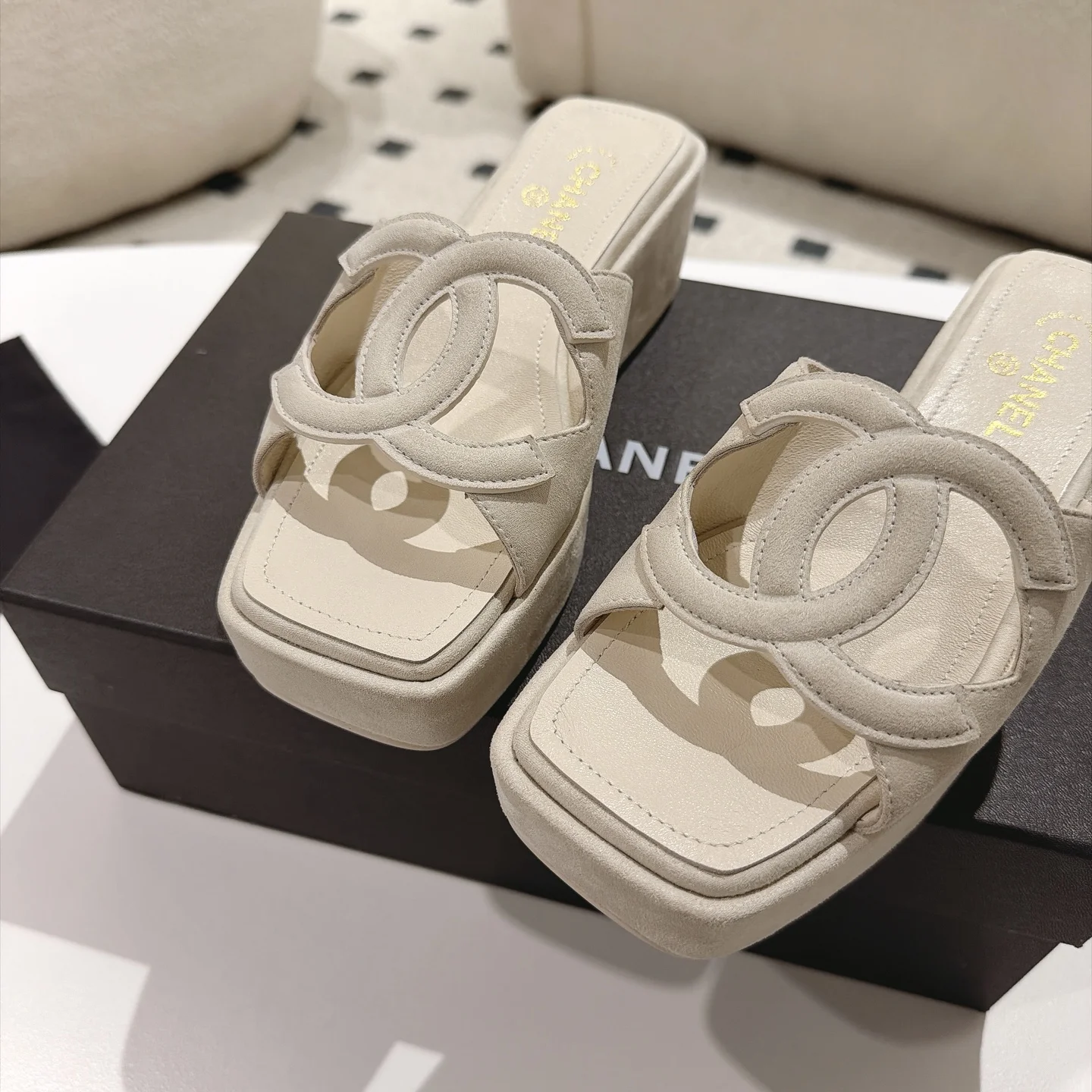 CHANEL Mules Lamb Leather Beige-Gold EU35-39 B30202609110874 - Image 7