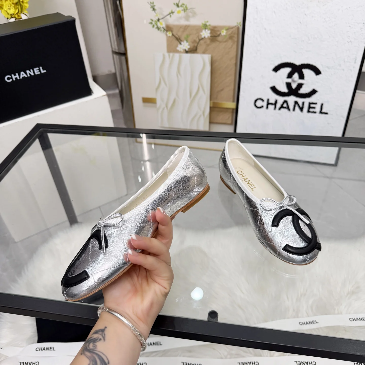CHANEL Mules Silver-Black B70202609110277 - Image 2