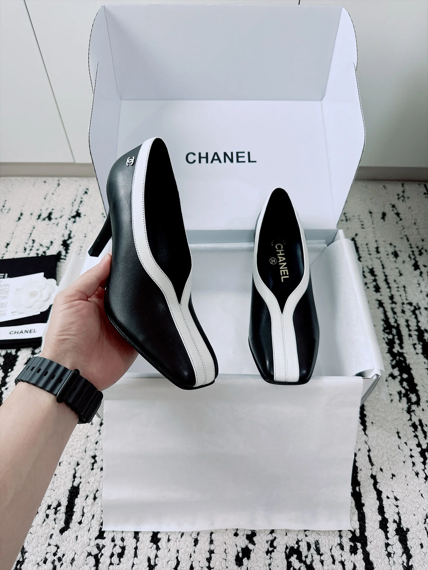 CHANEL Pumps Lambskin Patent Leather Black-White EU35-41 B70202609110520 - Image 10