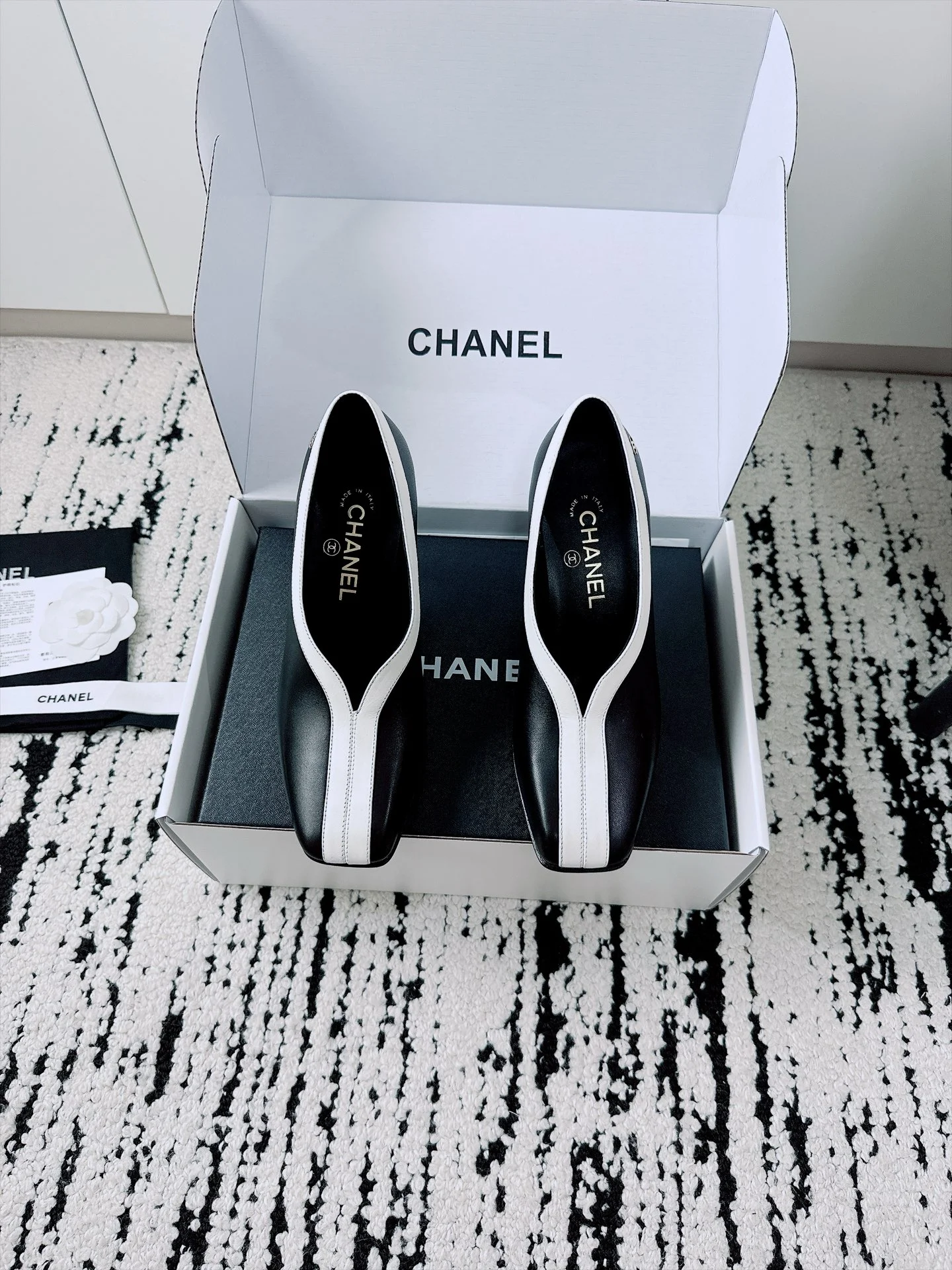 CHANEL Pumps Lambskin Patent Leather Black-White EU35-41 B70202609110520 - Image 4