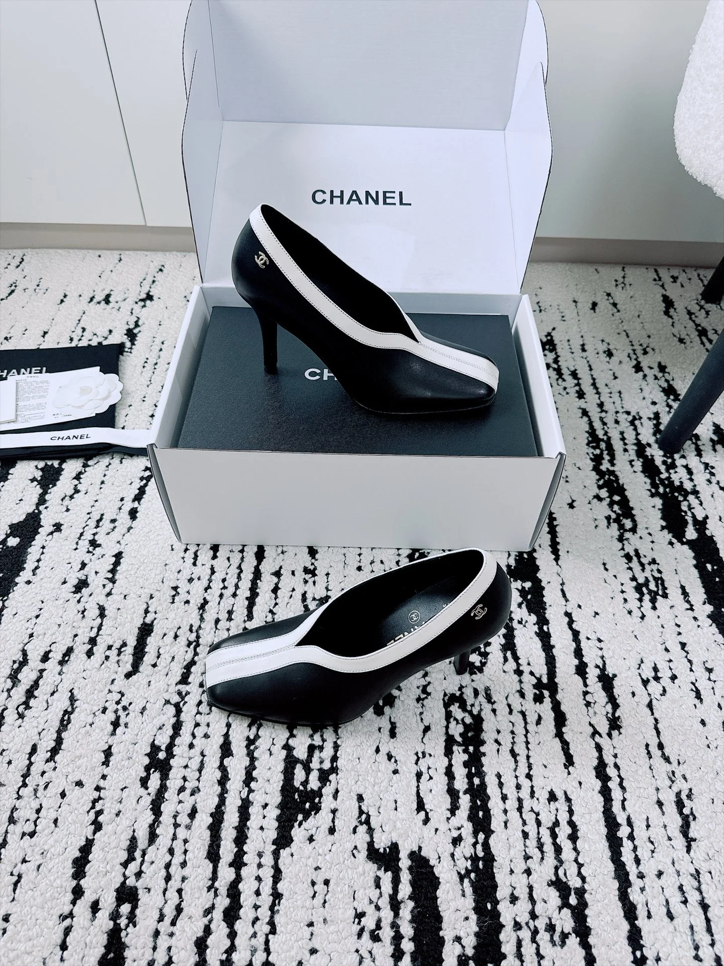 CHANEL Pumps Lambskin Patent Leather Black-White EU35-41 B70202609110520 - Image 5