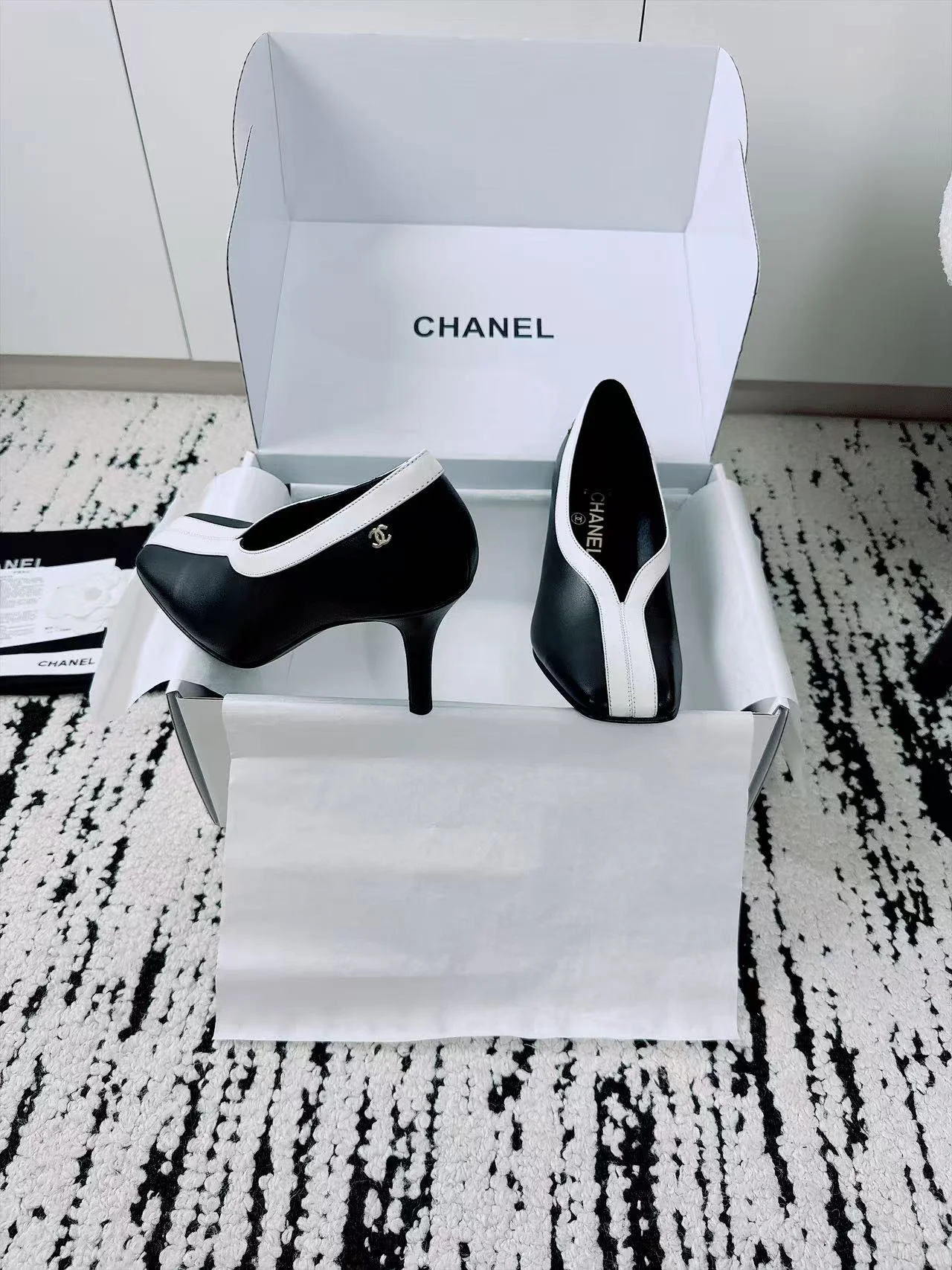 CHANEL Pumps Lambskin Patent Leather Black-White EU35-41 B70202609110520 - Image 9