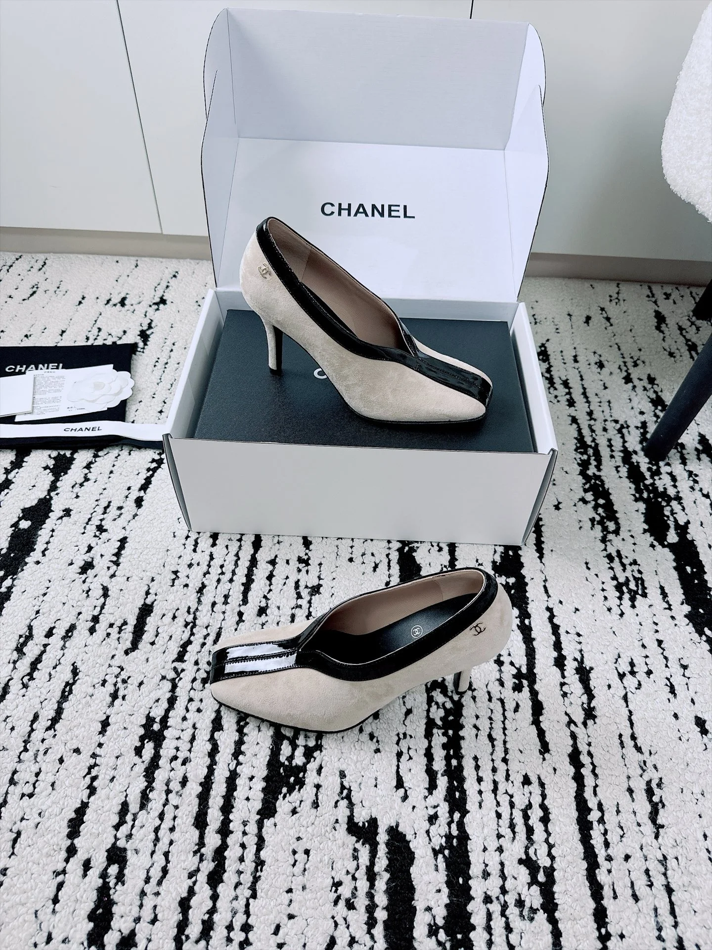 CHANEL Pumps Patent Lamb Leather Beige-Black EU35-41 B70202609110518 - Image 5