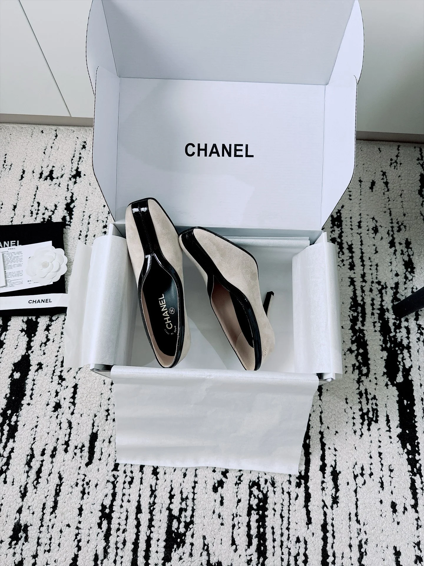 CHANEL Pumps Patent Lamb Leather Beige-Black EU35-41 B70202609110518 - Image 8