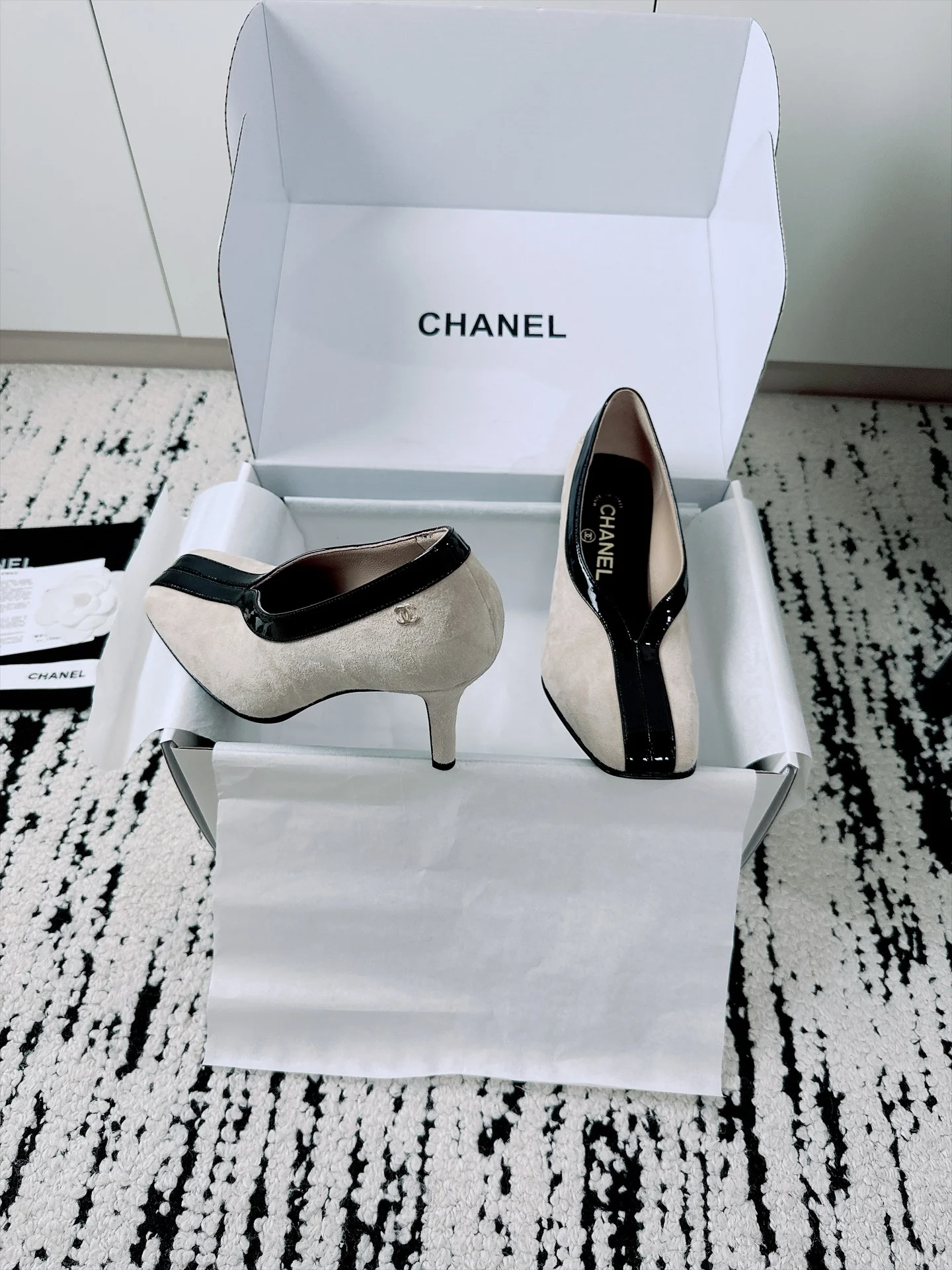 CHANEL Pumps Patent Lamb Leather Beige-Black EU35-41 B70202609110518 - Image 9
