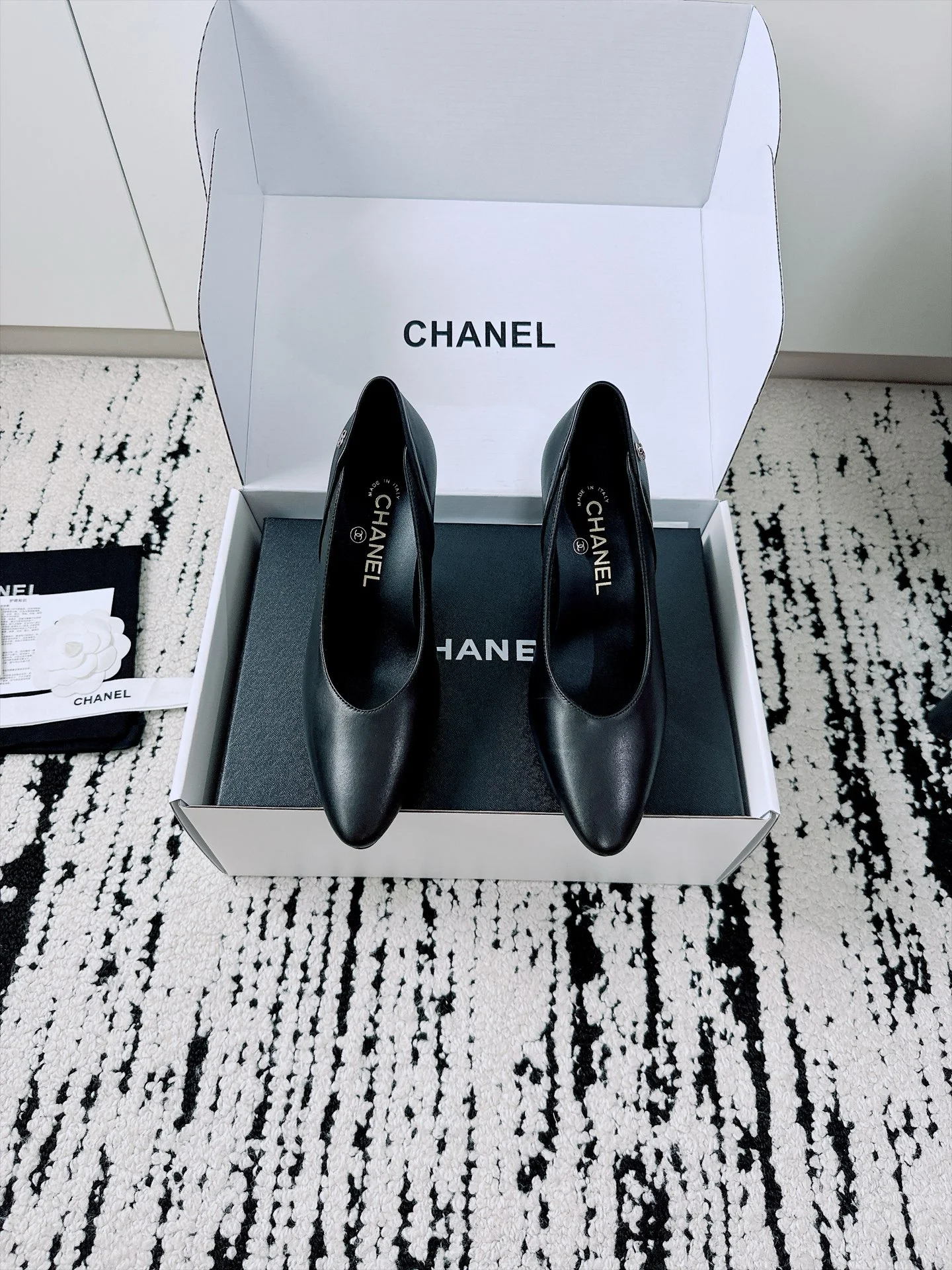 CHANEL Pumps Patent Lamb Leather Black-Silver EU35-41 B70202609110524 - Image 2