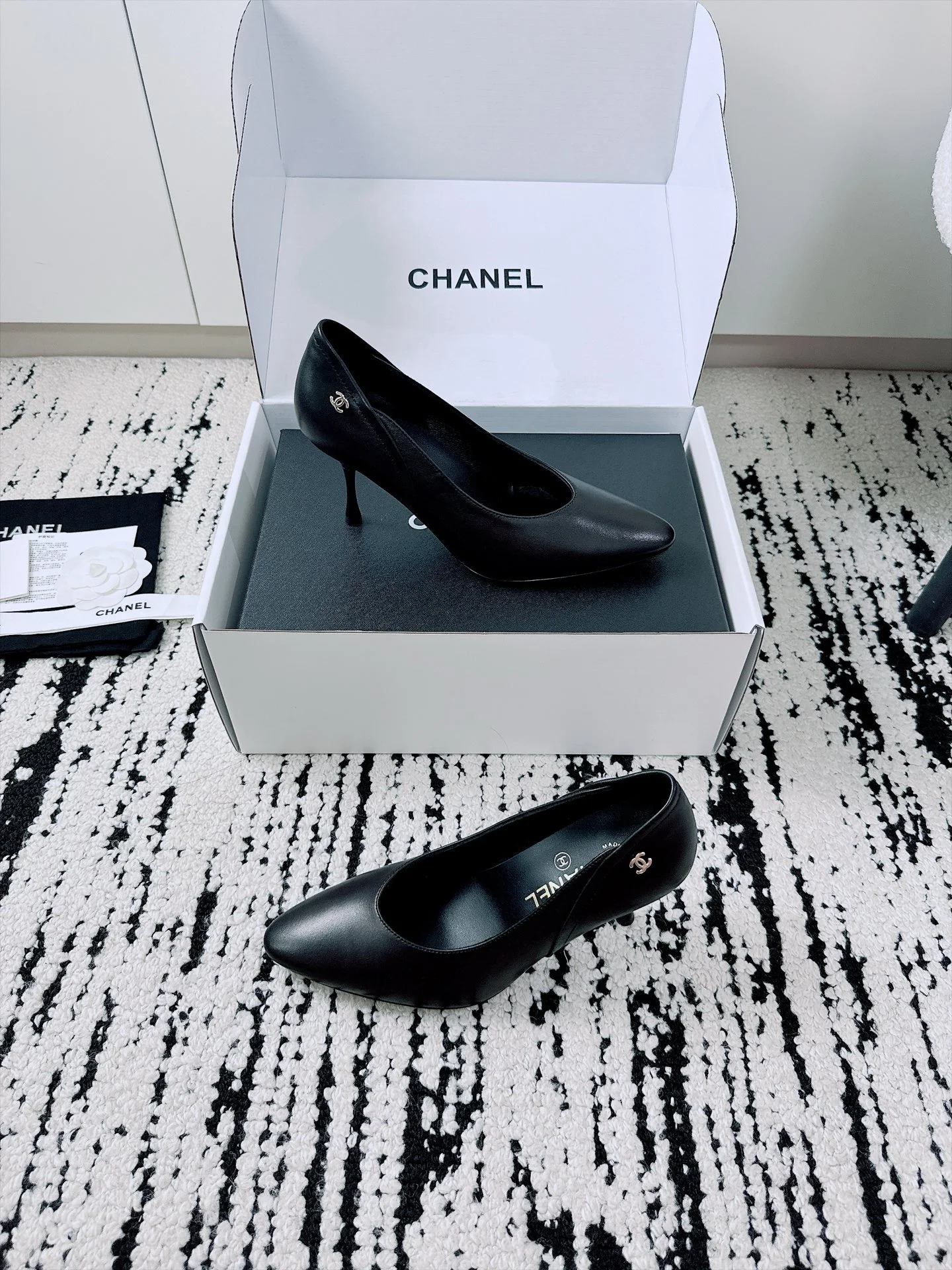 CHANEL Pumps Patent Lamb Leather Black-Silver EU35-41 B70202609110524 - Image 3