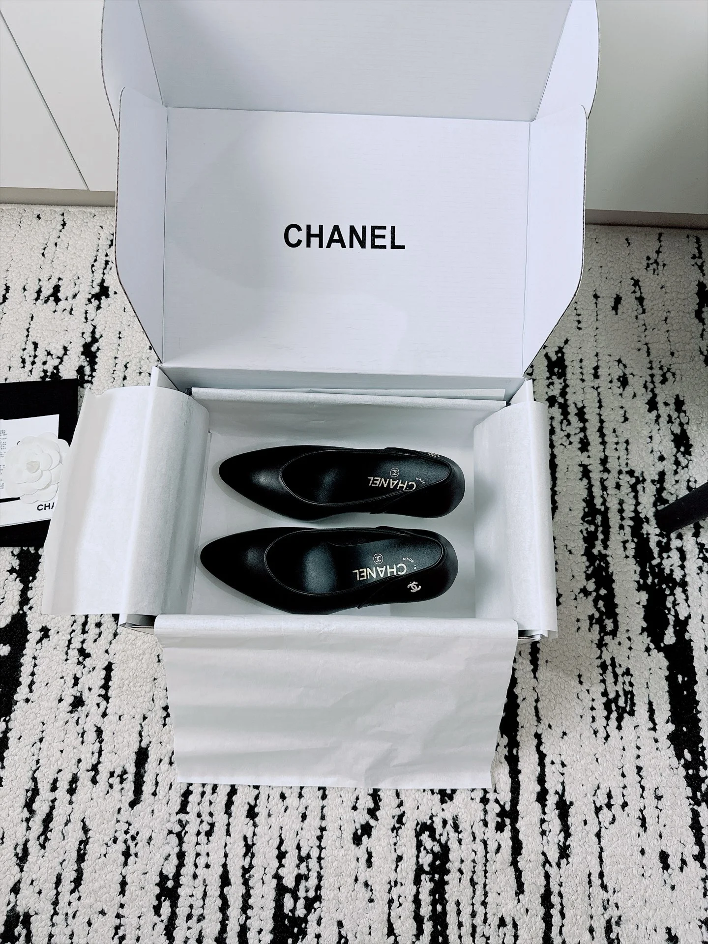 CHANEL Pumps Patent Lamb Leather Black-Silver EU35-41 B70202609110524 - Image 5