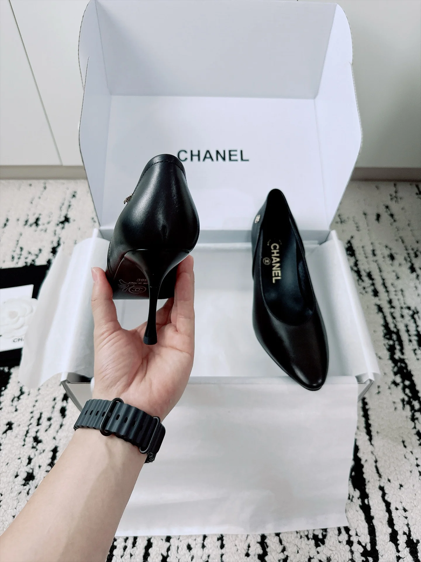 CHANEL Pumps Patent Lamb Leather Black-Silver EU35-41 B70202609110524 - Image 7