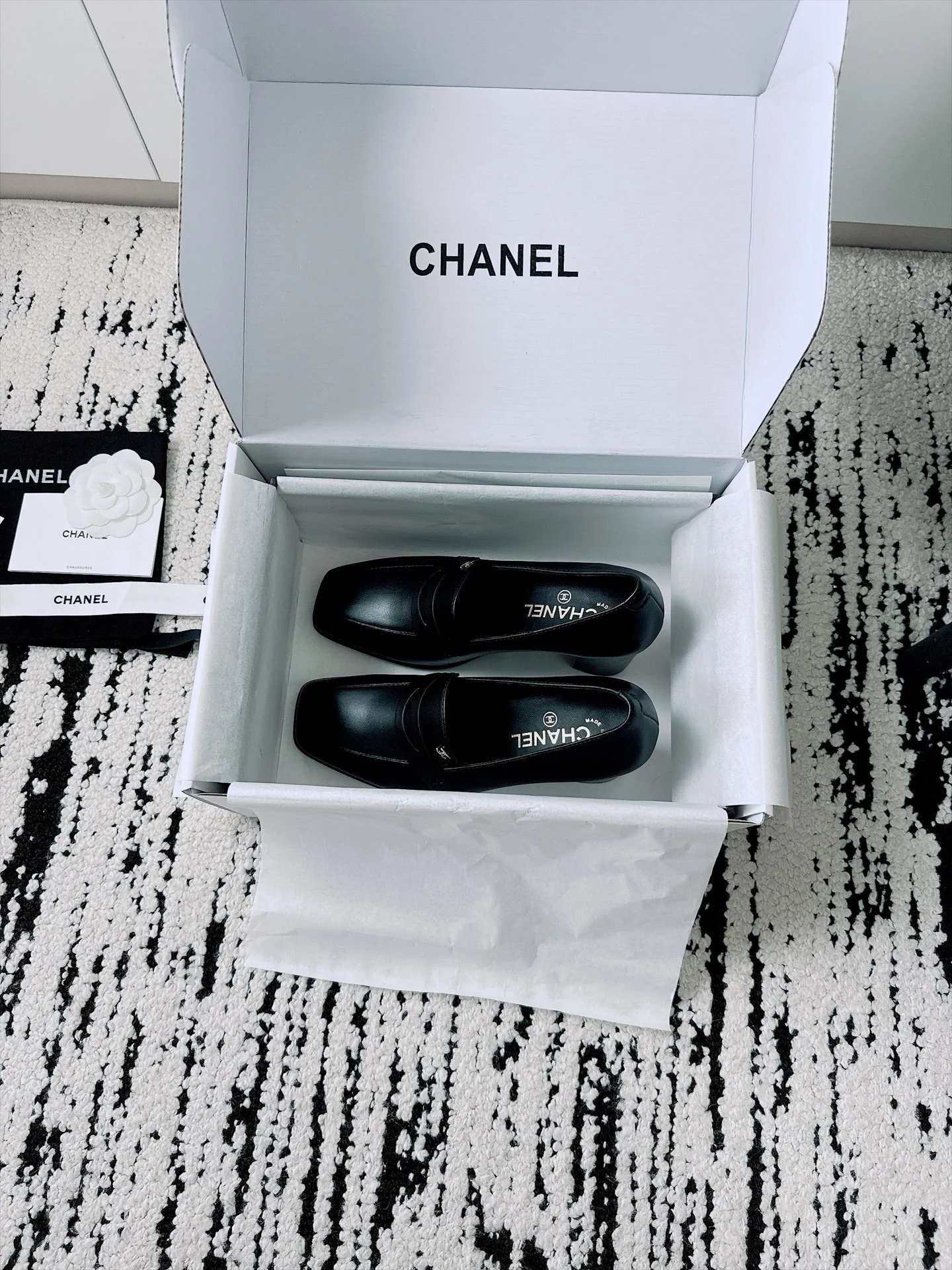 CHANEL Pumps Patent Lamb Leather Black-Silver EU35-41 B80202609110535 - Image 7