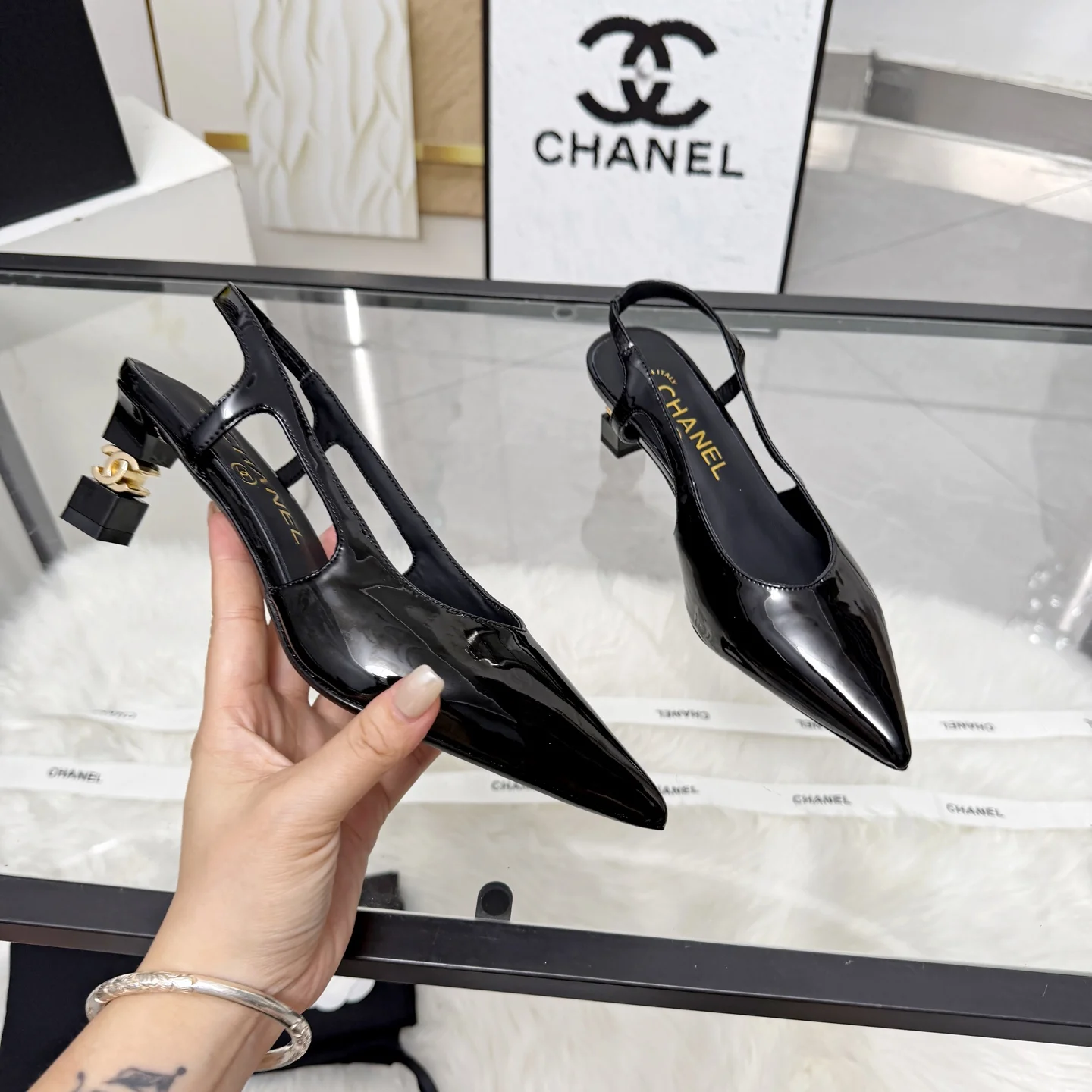CHANEL Sandals Black-Gold B80202609110286